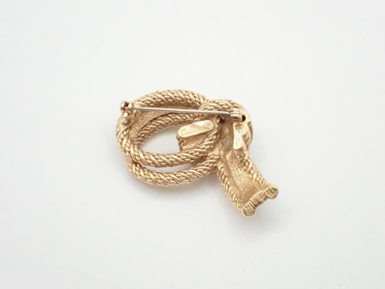 brooch — view 2