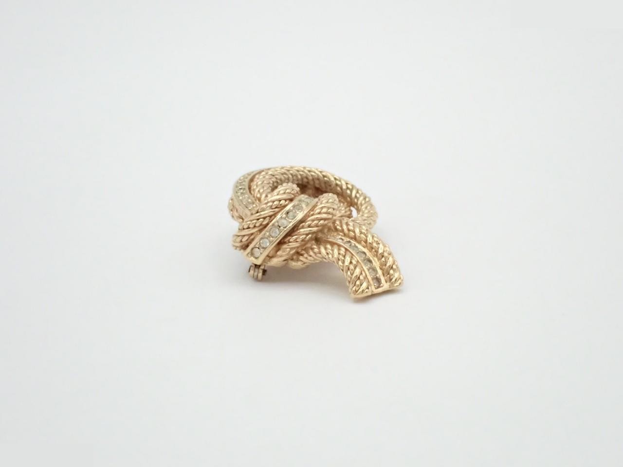 brooch — view 3