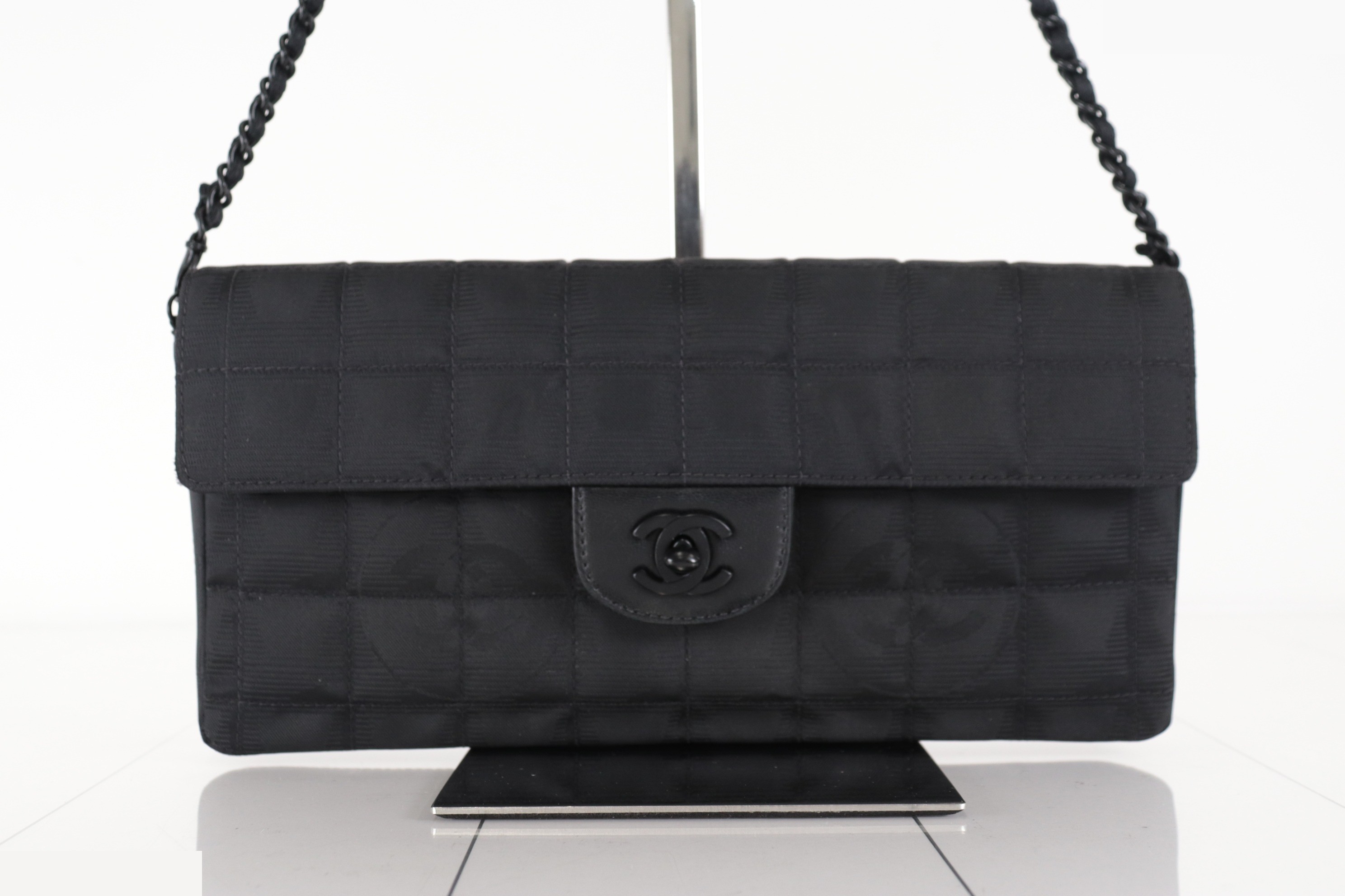 Nylon chain shoulder bag, size 7.