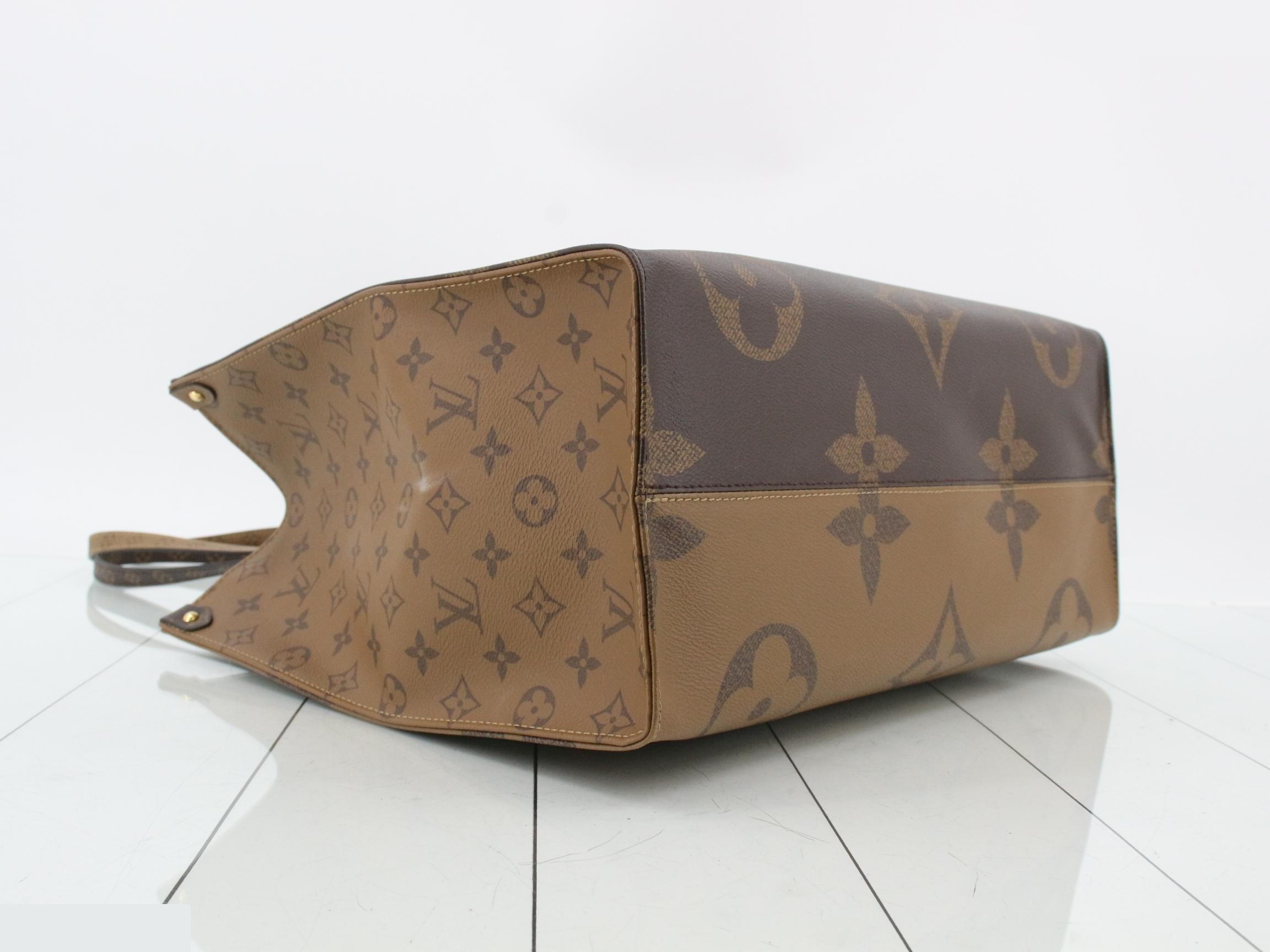 Monogram Giant Reverse OnTheGo GM 2-Way Tote Bag — view 5