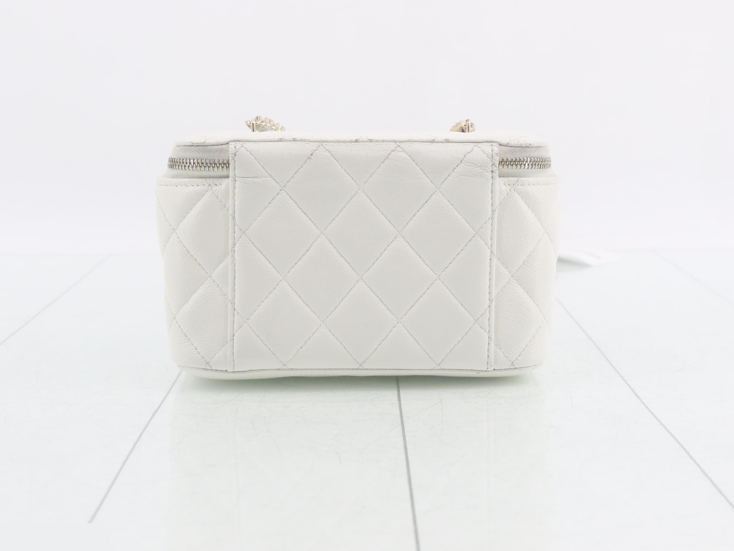 Caviar leather (bag) - Shoulder bag, vanity style, white, gold hardware — view 2