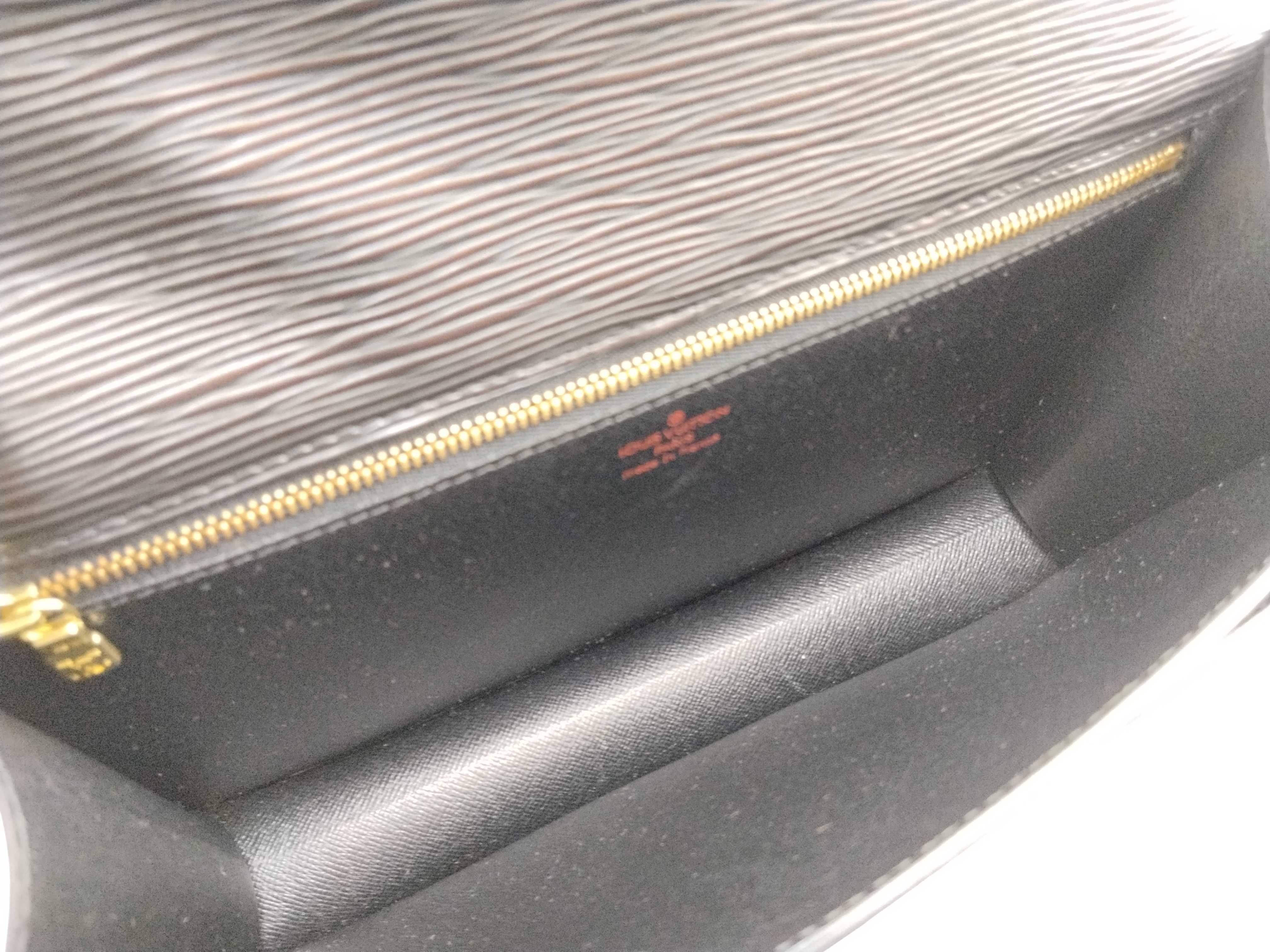 Epi M52612 Epi Serie Dragonne Black Second Bag — view 12
