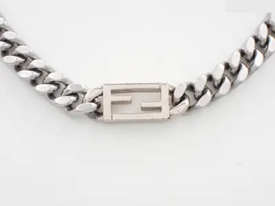 Other lines: Precious metals, necklaces, pendants, curb chain, total length approximately 44 cm.