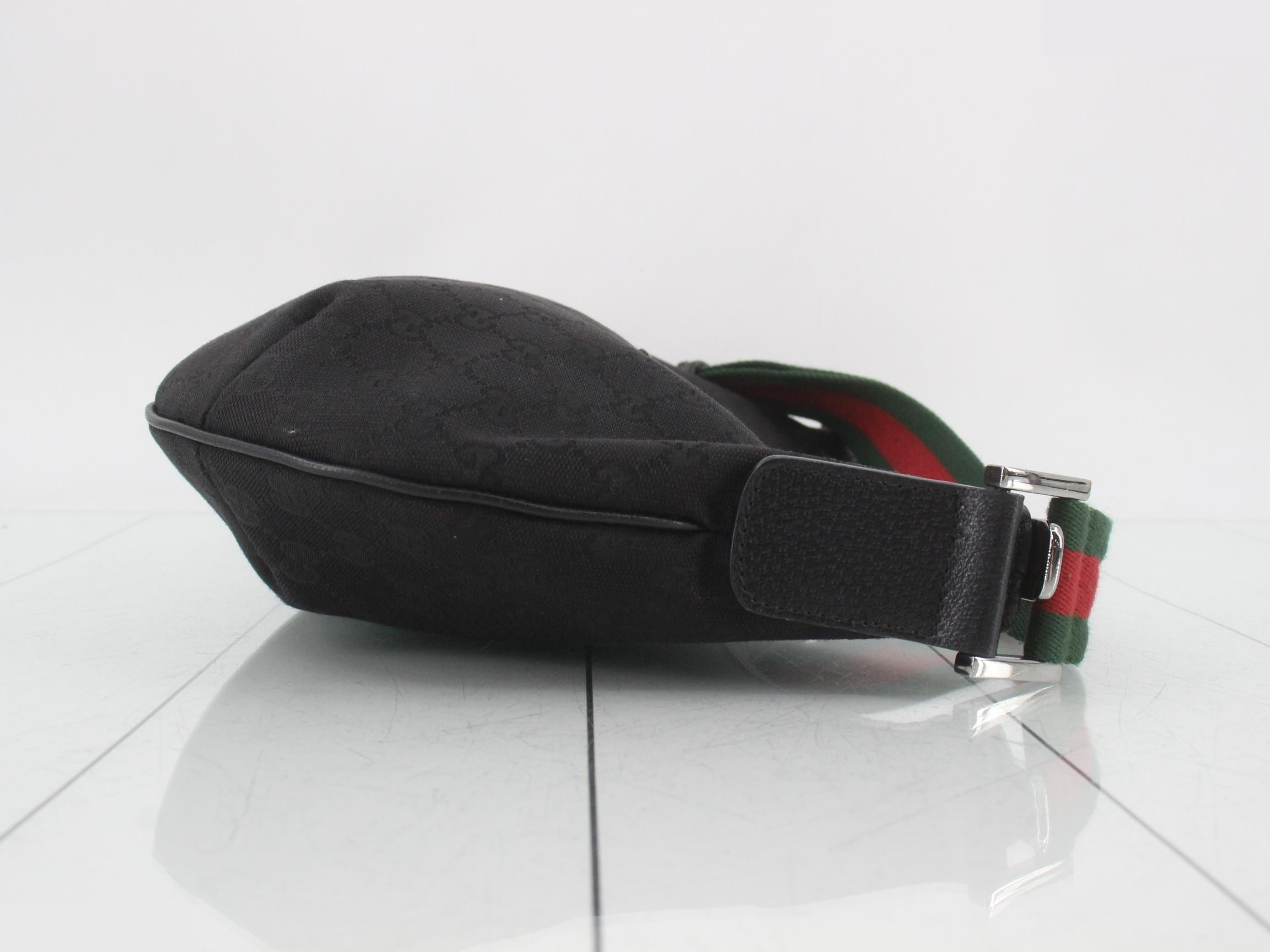 GG Canvas Croissant Hobo Bag, Sherry, Black, S-type hardware, 35 x 21 x 3 cm — view 3