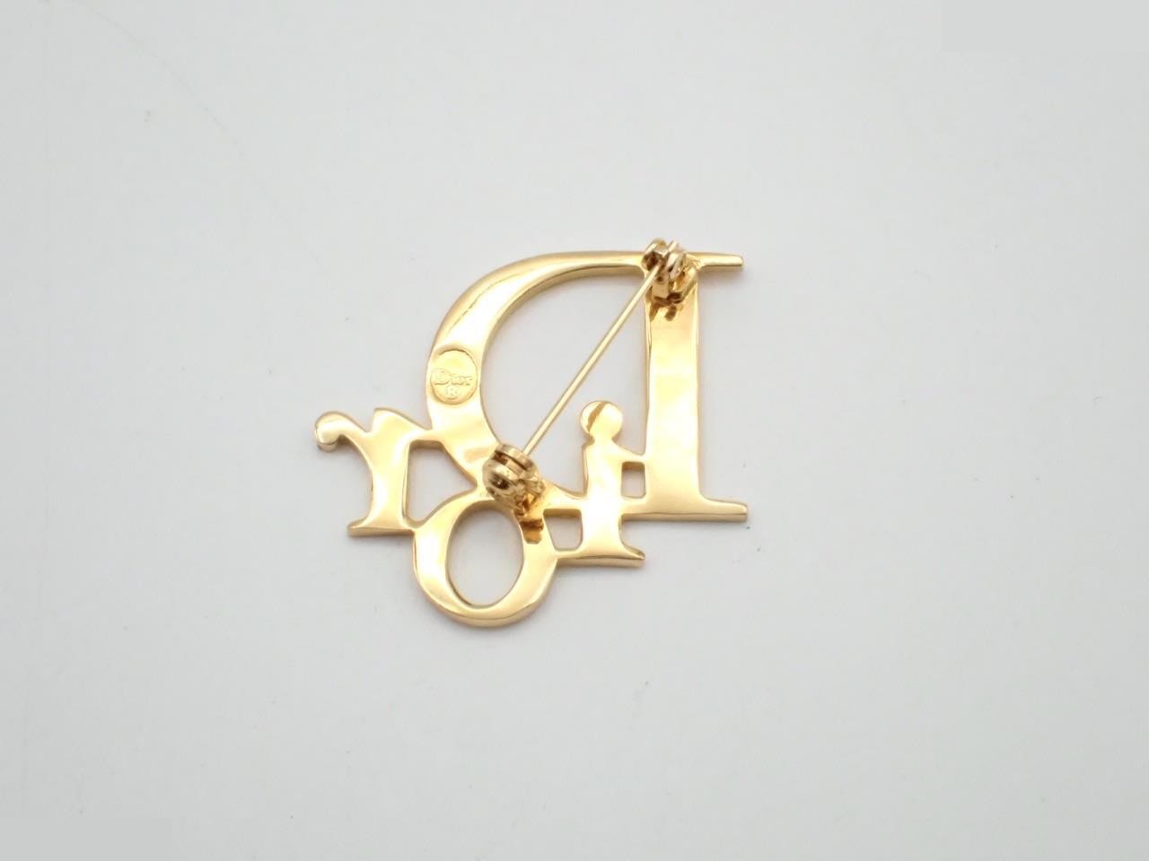 gold brooch — view 2
