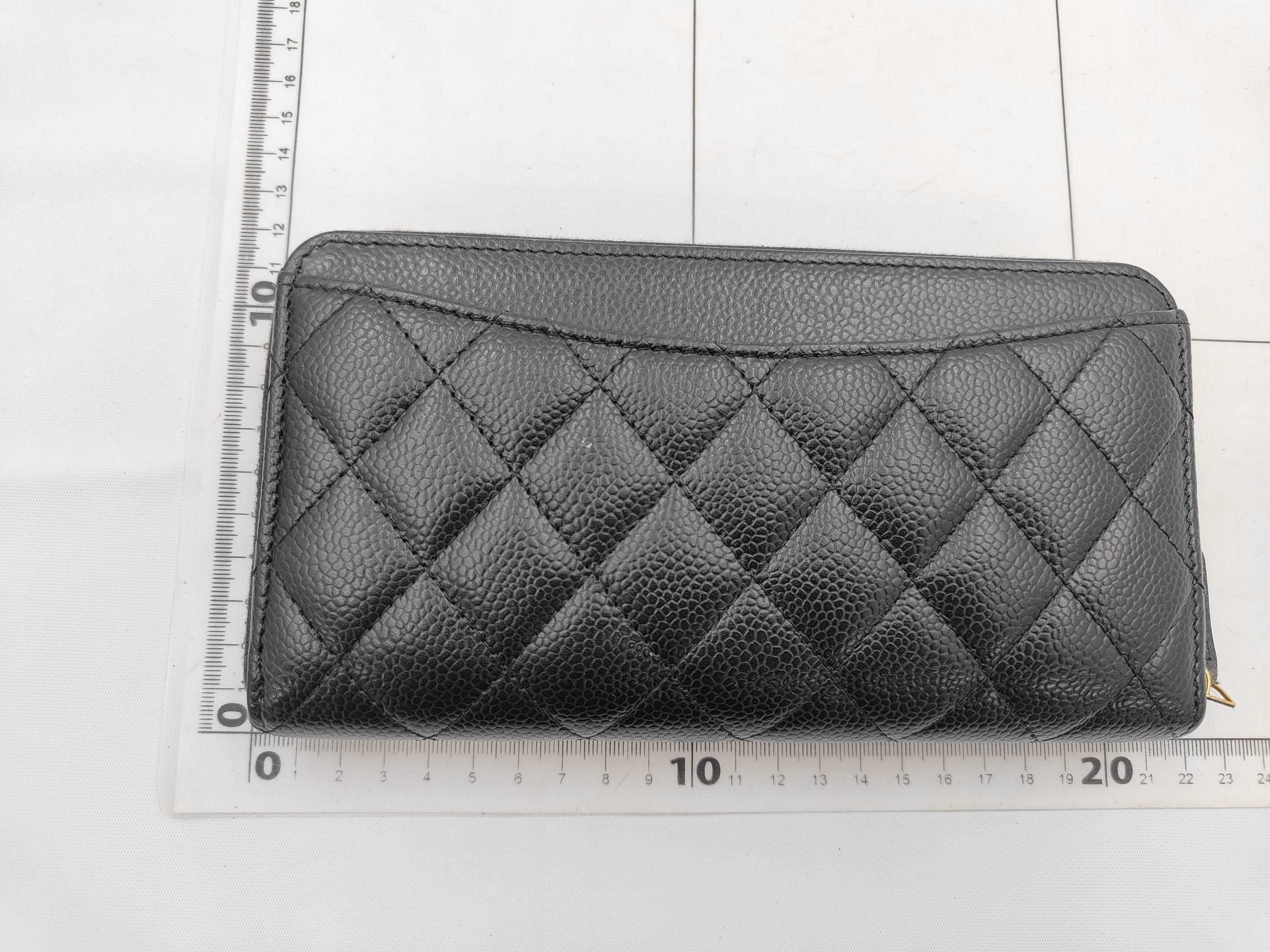 Matelassé Long Wallet, Round, Caviar Leather, Gold Hardware, Black, 31890618 — view 2