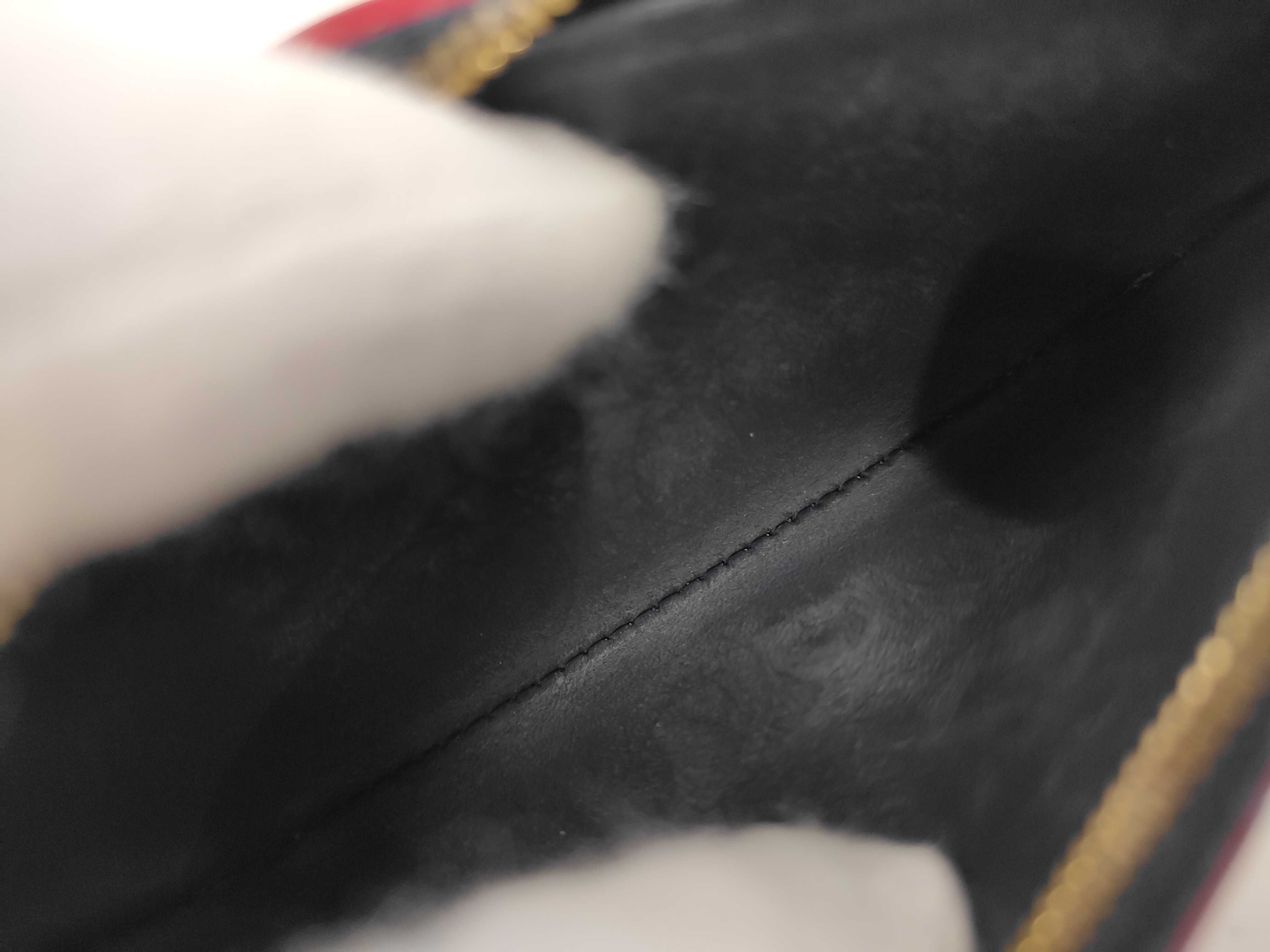 LV M63741 Portefeuille Capucines Wallet Pouch — view 11