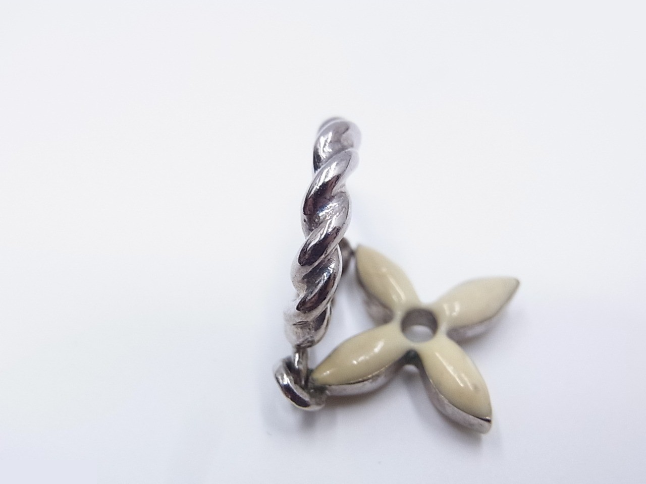 Boucles de Reilles Sweet Monogram (single earring, no backing) — view 2