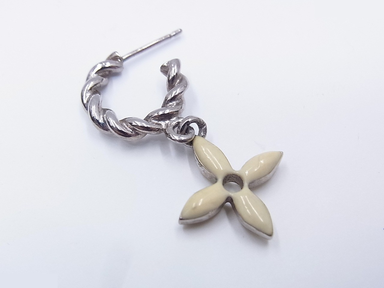 Boucles de Reilles Sweet Monogram (single earring, no backing) — view 3