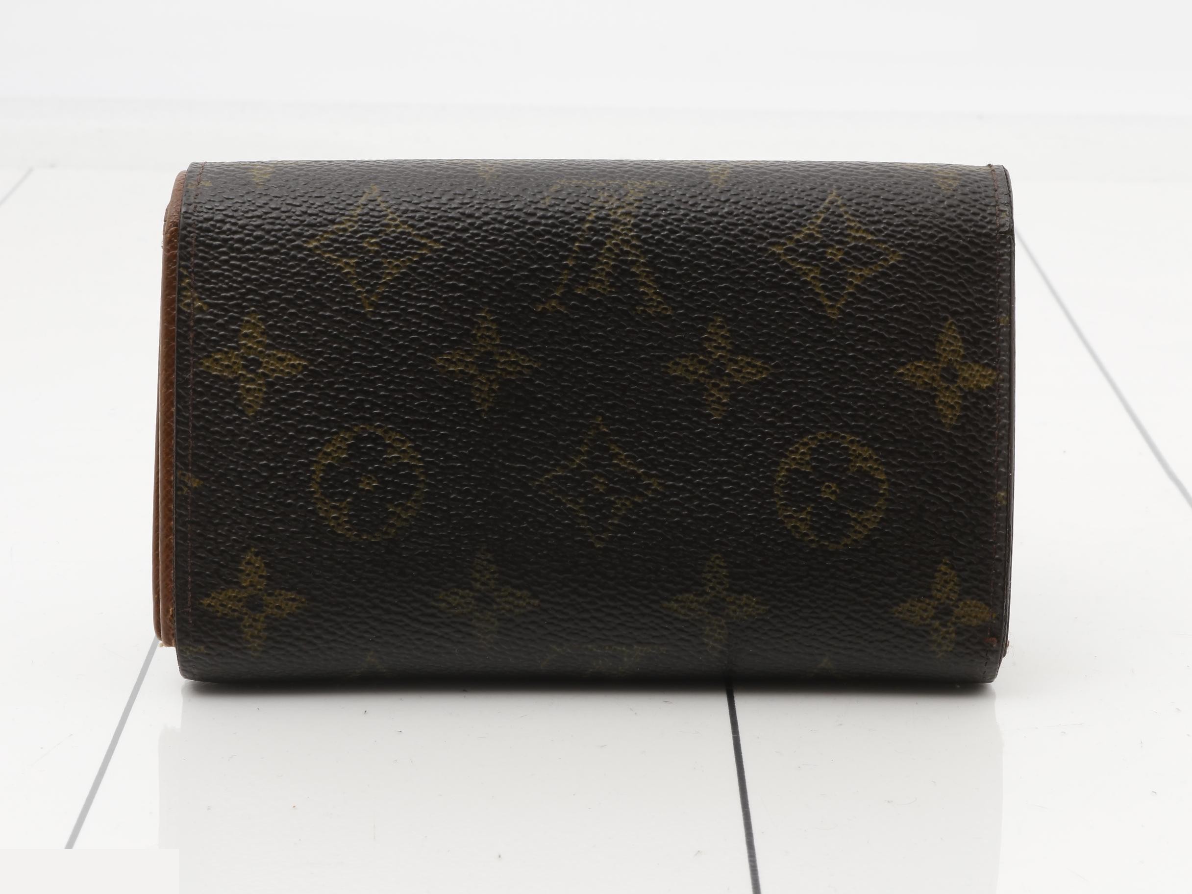 Double snap closure tri-fold wallet — view 2