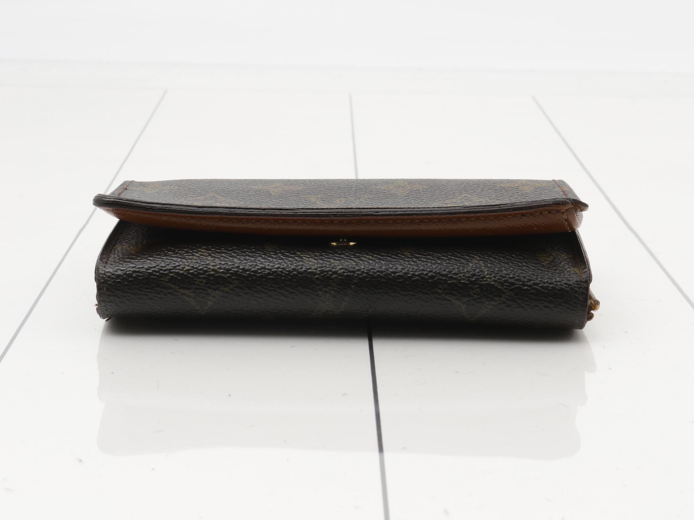 Double snap closure tri-fold wallet — view 3