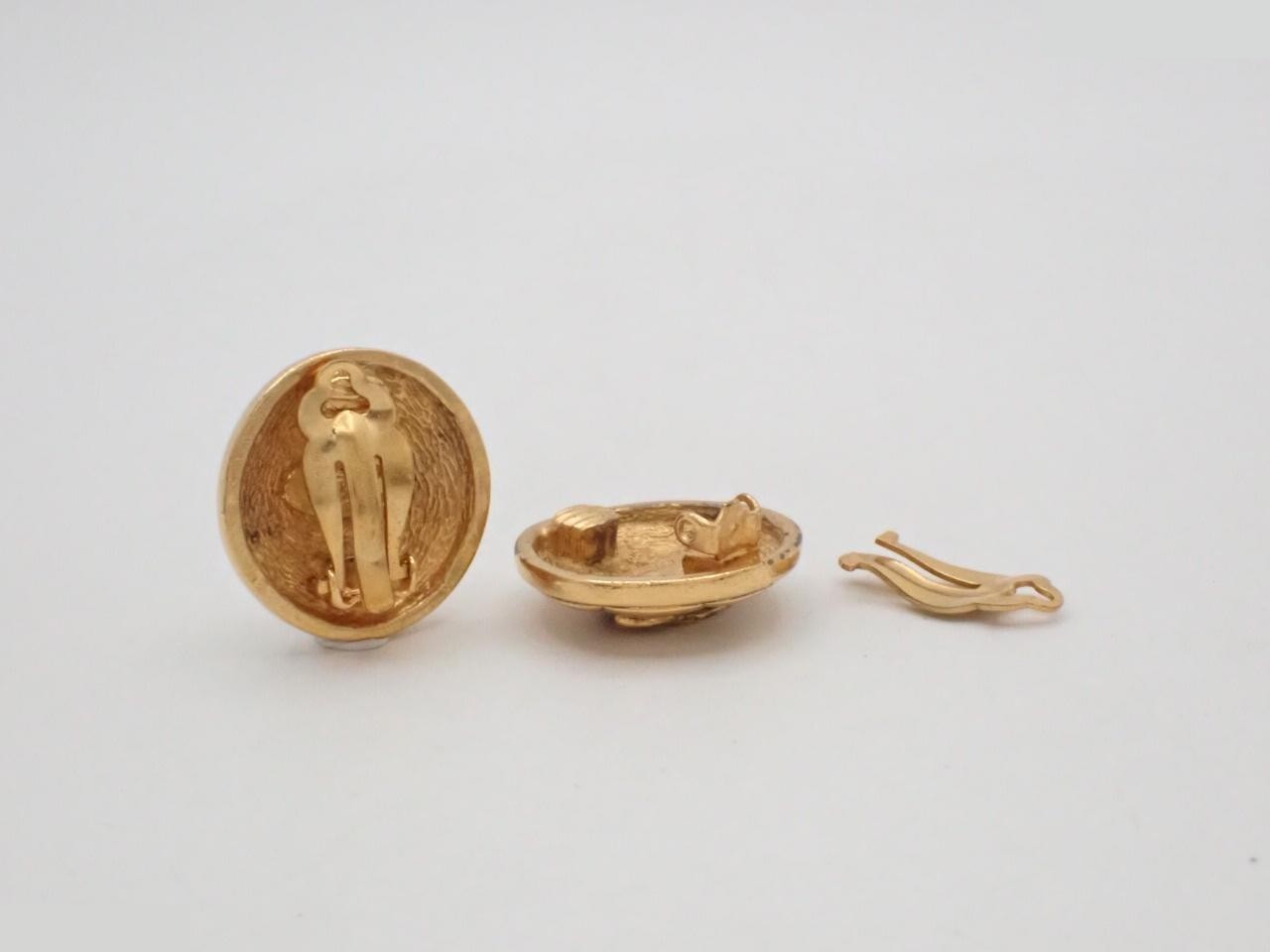 Matelassé Coco Mark Circle Earrings — view 2