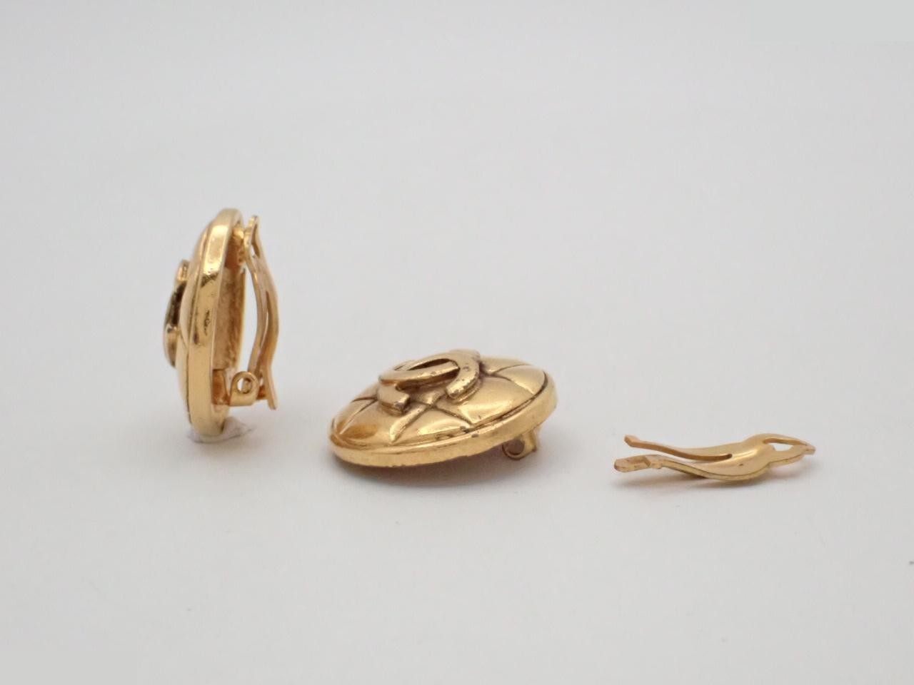 Matelassé Coco Mark Circle Earrings — view 3