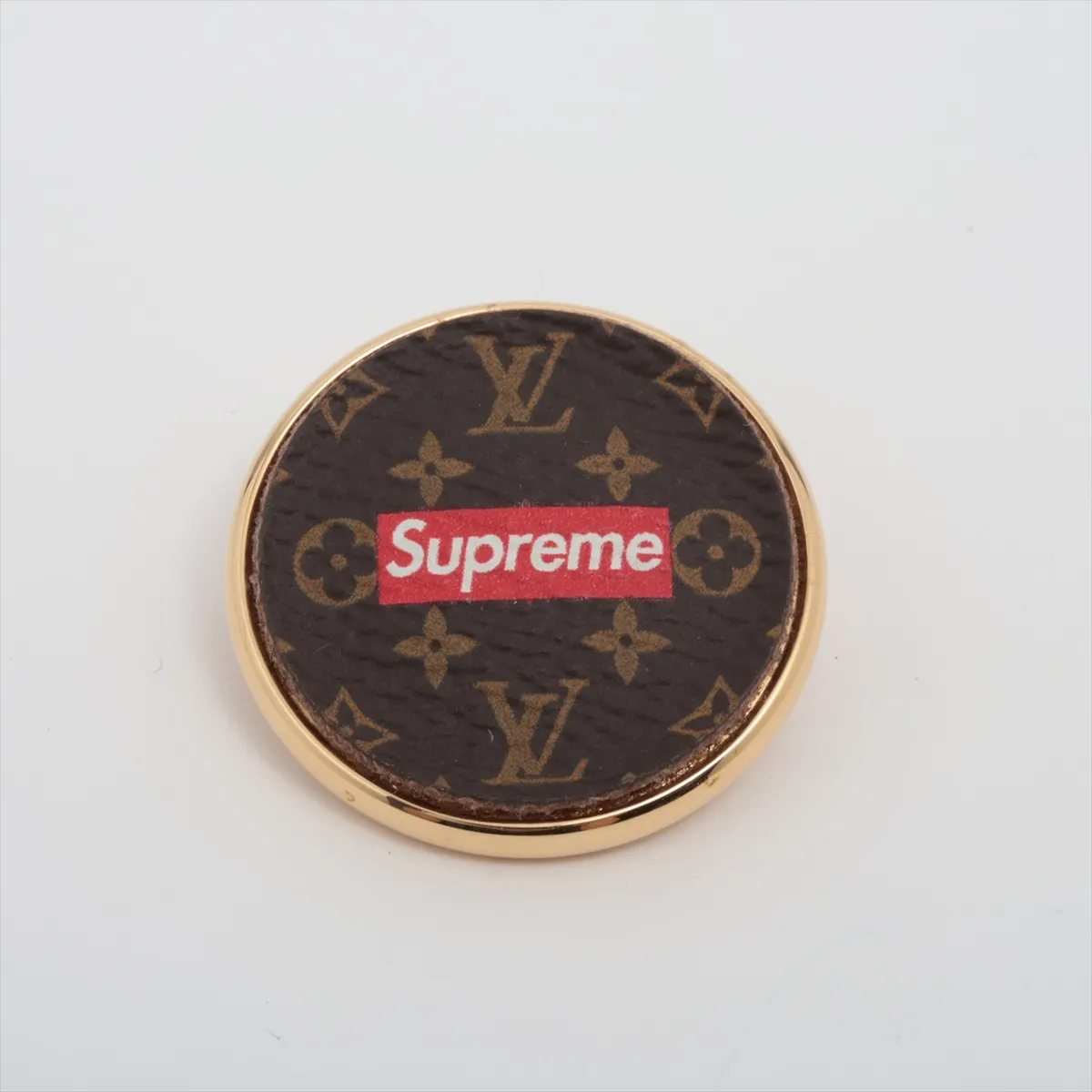x Supreme MP2076 RM0157 Pin Brooch, GP x PVC, Brown.