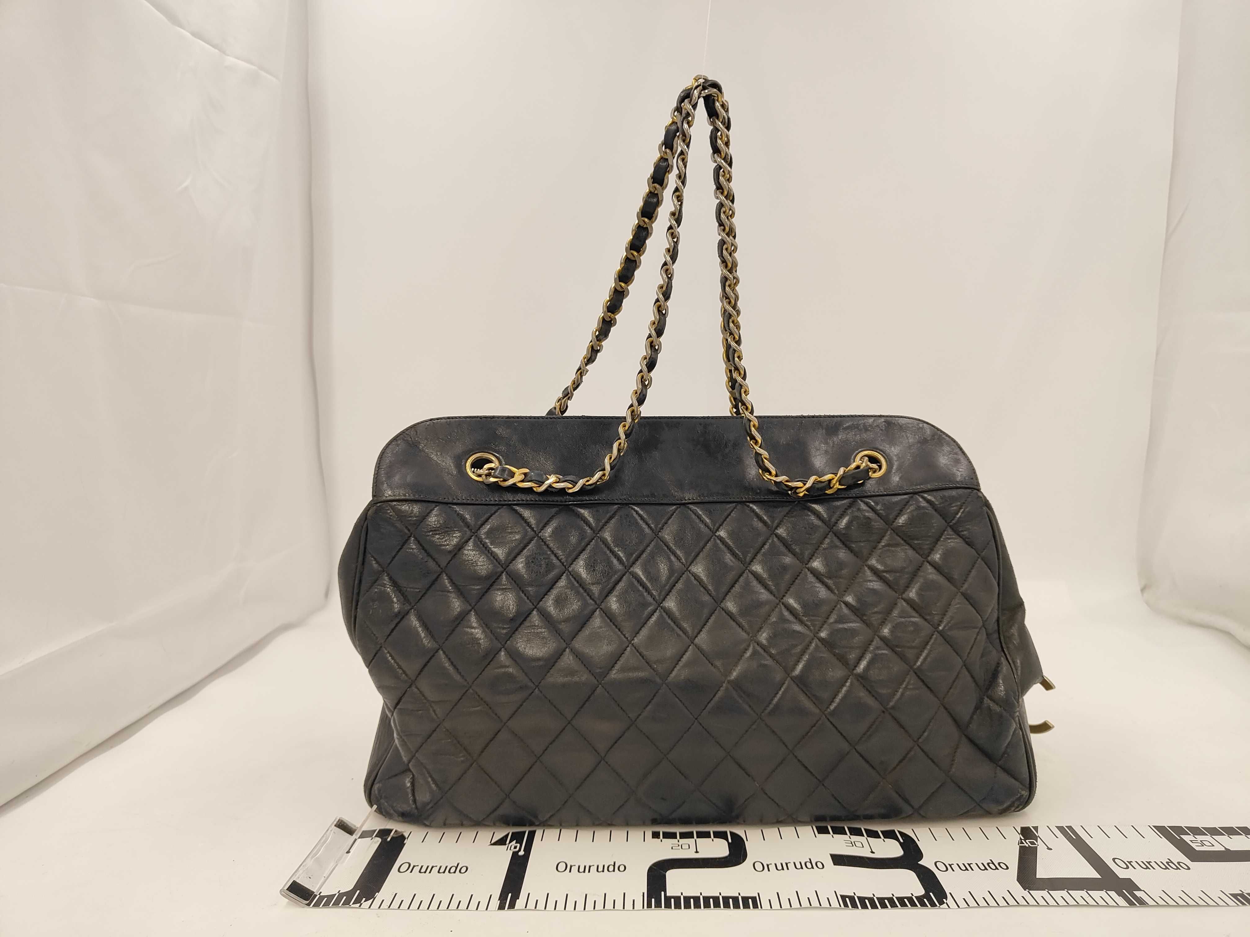 Matelassé Chain Tote Bag (Black) — view 2