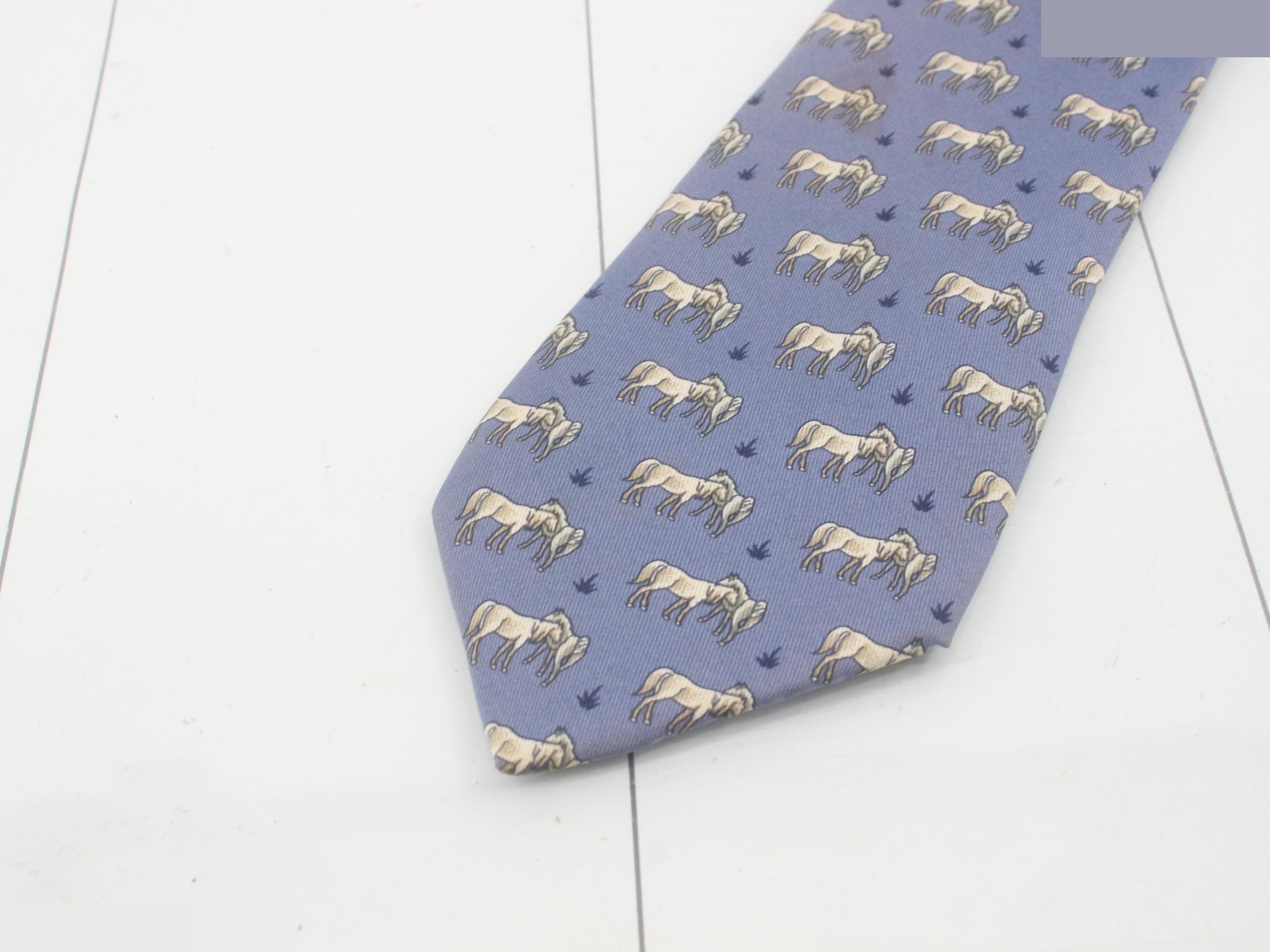 tie — view 3