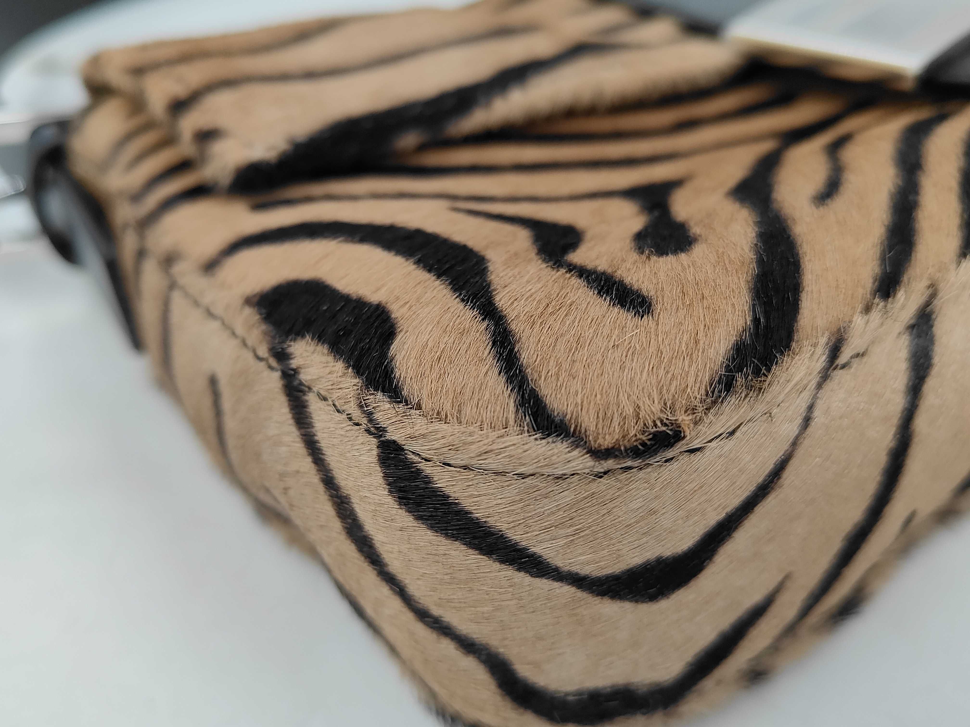Baguette 26424 (Unused) Tiger Print Pony-Style Leather Re Edition Shoulder Bag — view 6