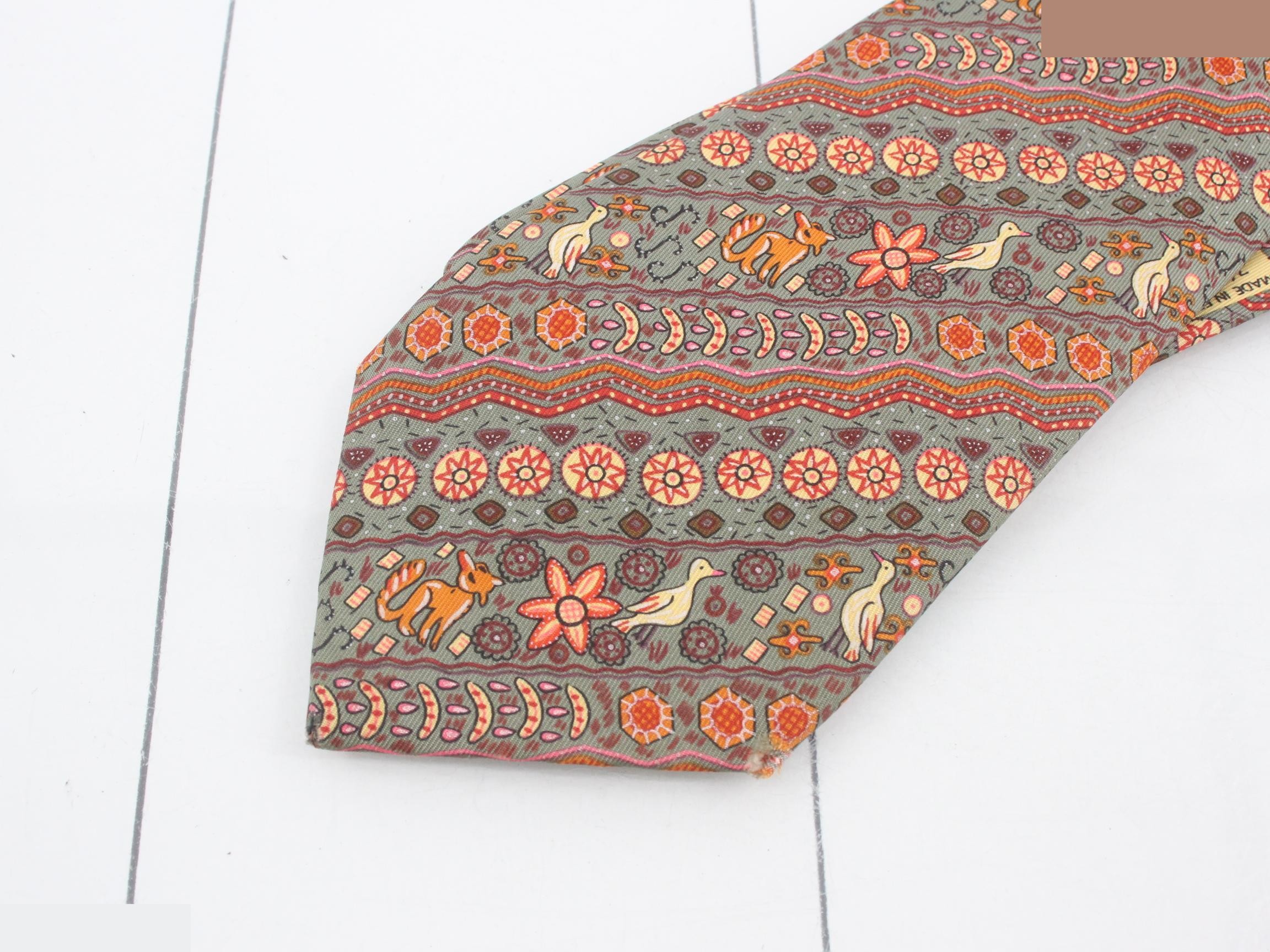 tie — view 3