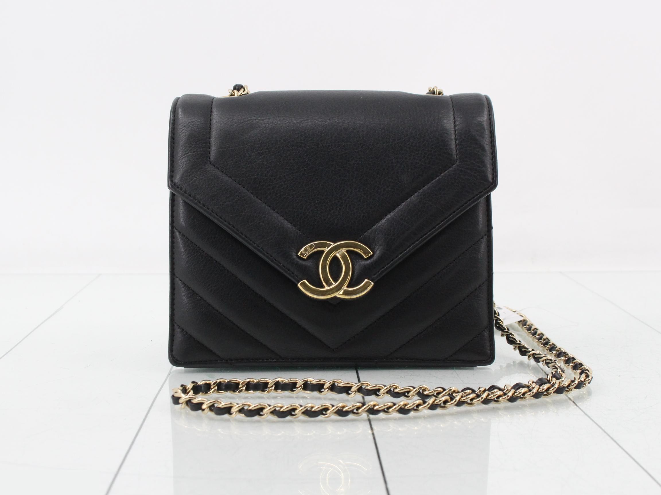 Leather, lambskin, V-stitch, chain shoulder bag, black