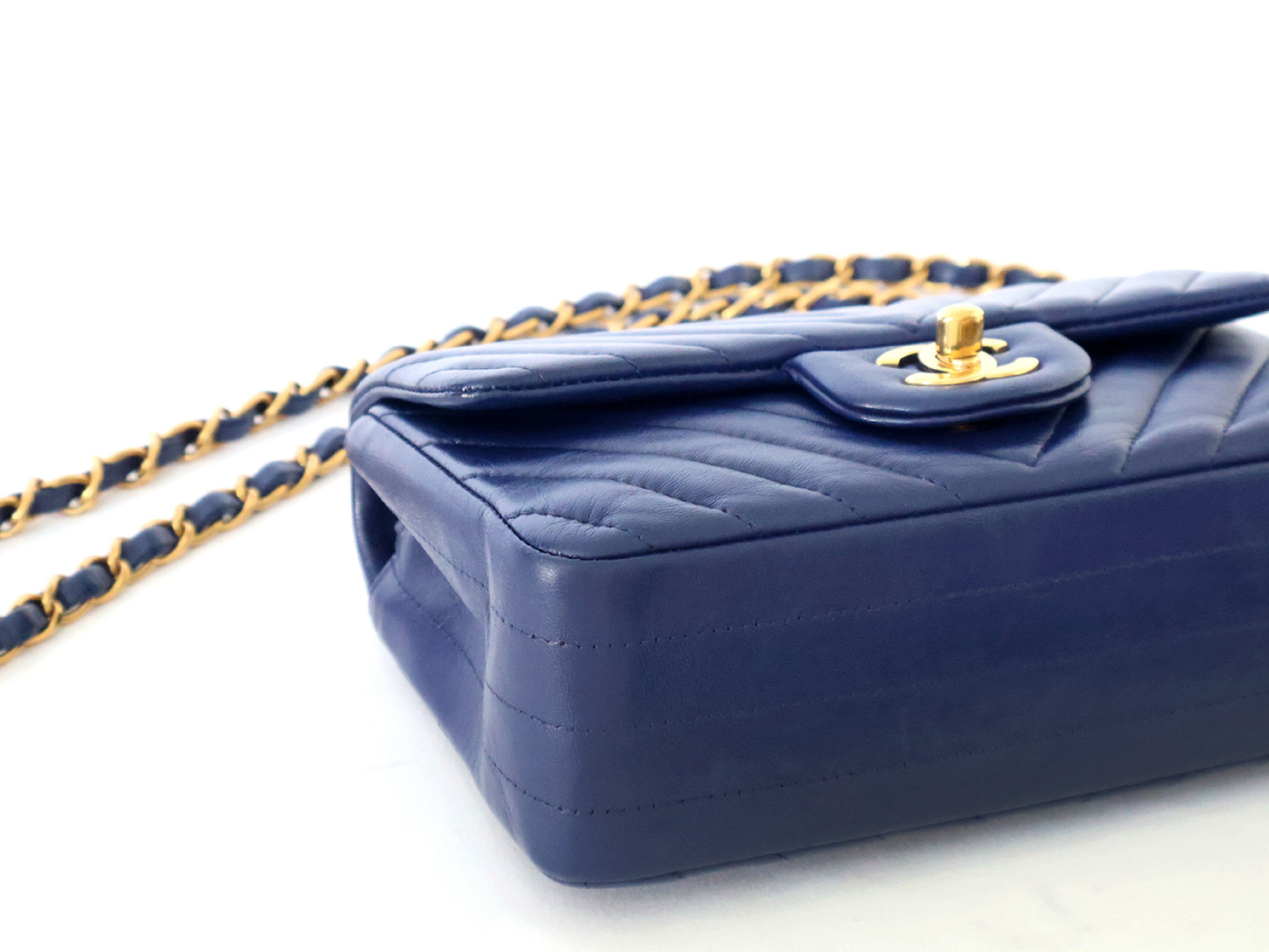 with original seal, serial number , V-stitch, lambskin chain shoulder bag, blue. — view 3