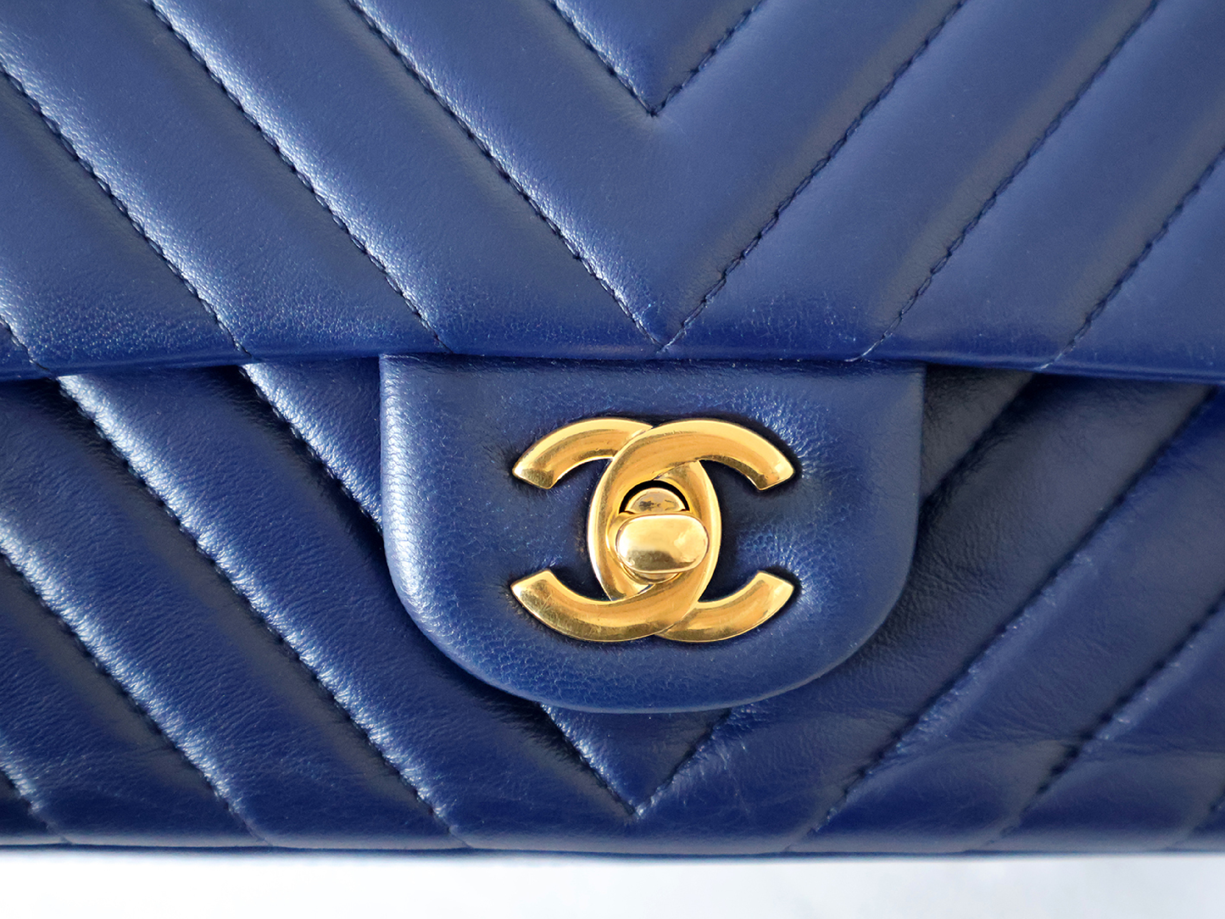 with original seal, serial number , V-stitch, lambskin chain shoulder bag, blue. — view 9