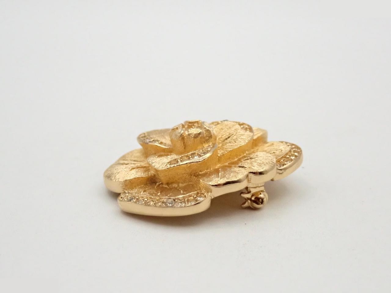 Flower brooch — view 3