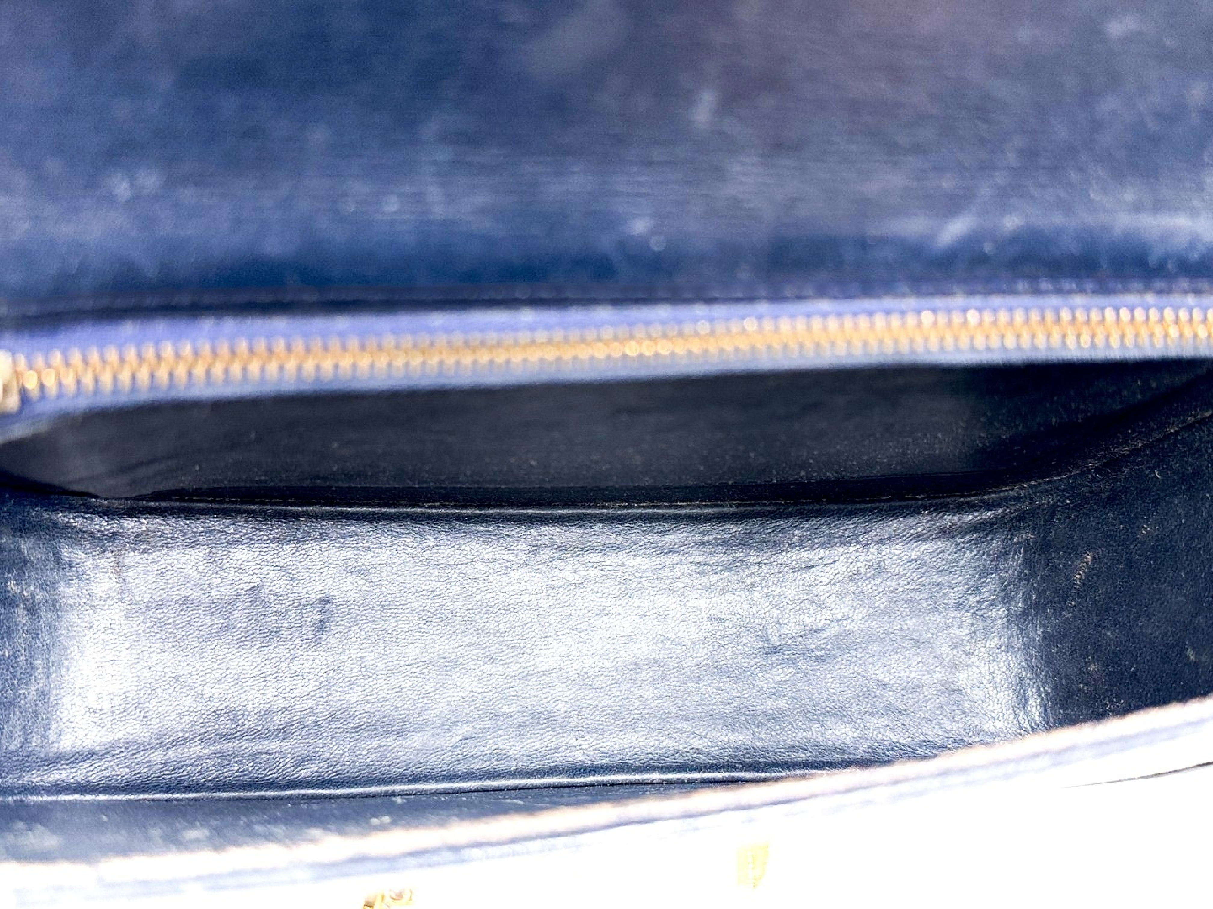 Carriage Hardware, Carriage Pattern, Gold Hardware, Vintage Leather Shoulder Bag — view 9