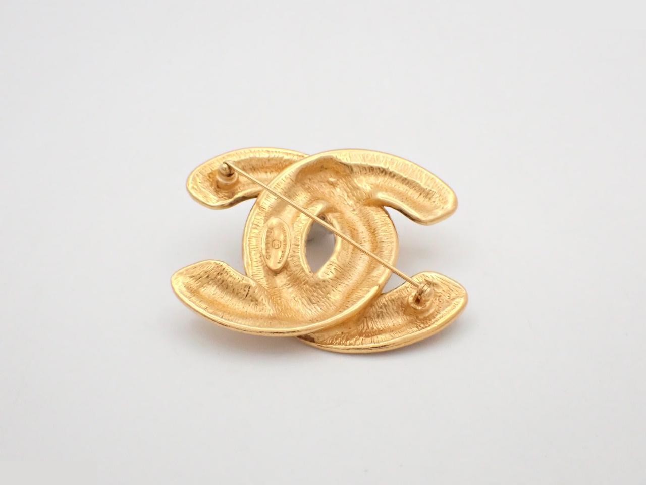 Matelassé Coco Mark Brooch (with mark) — view 2