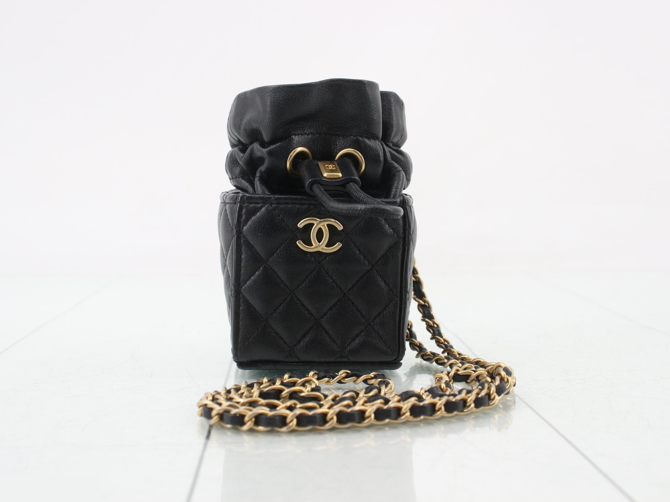 Matelassé drawstring chain shoulder bag, lambskin, black