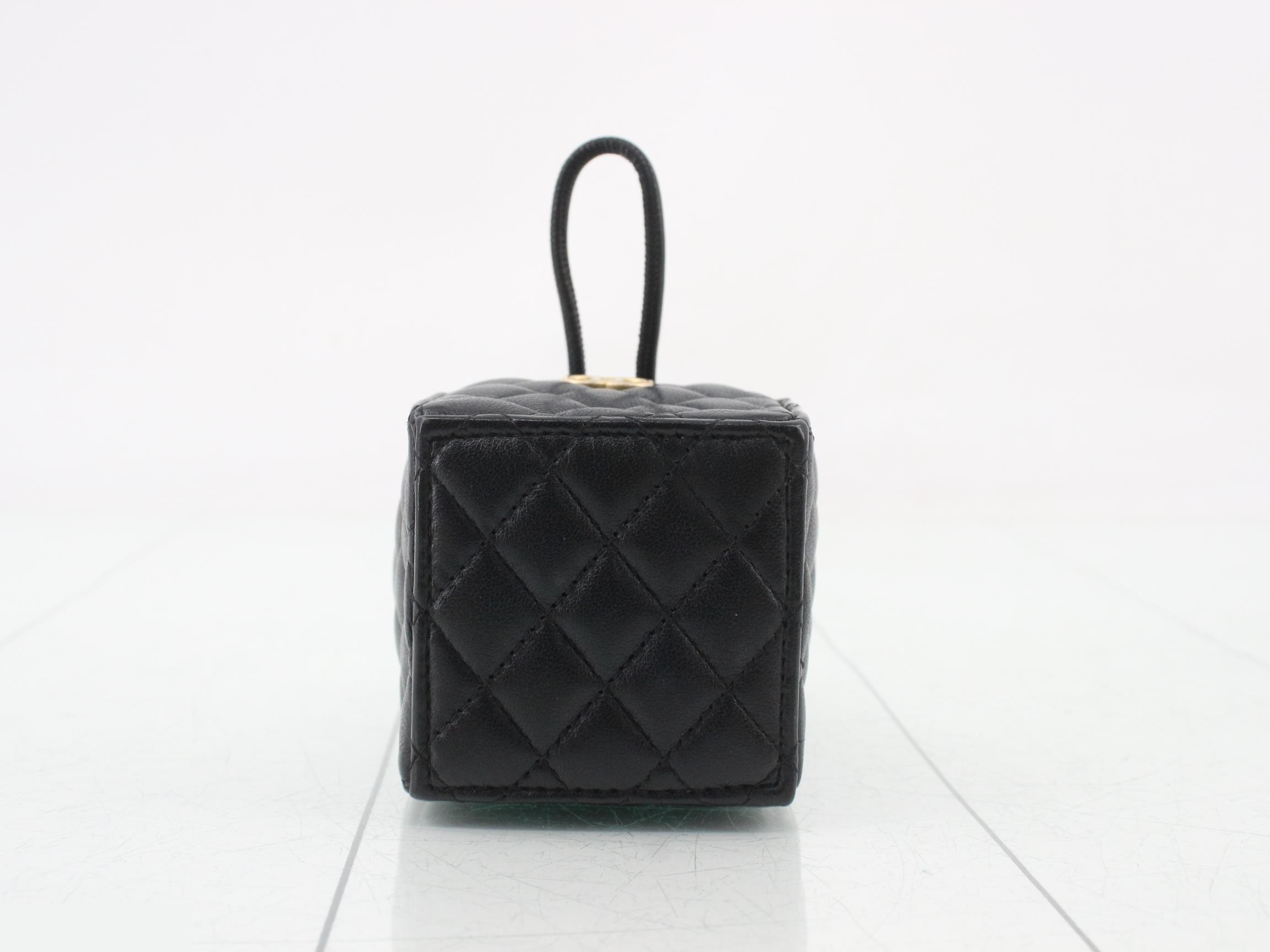 Matelassé drawstring chain shoulder bag, lambskin, black — view 3