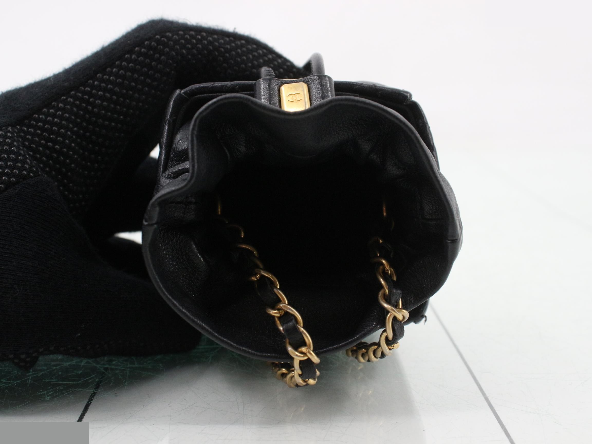 Matelassé drawstring chain shoulder bag, lambskin, black — view 4