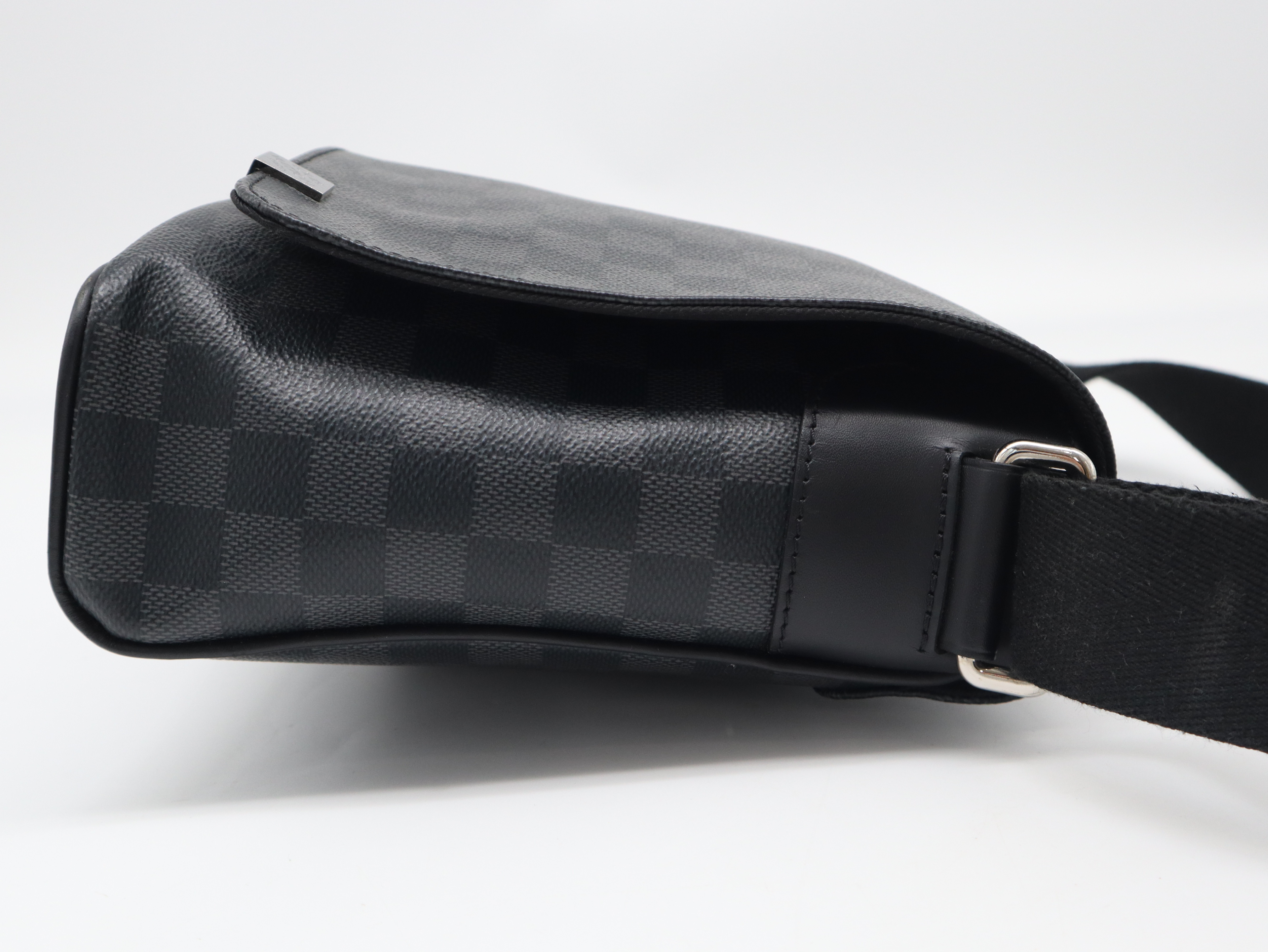 N41028 Damier Graphite District PM NM Shoulder Bag — view 4