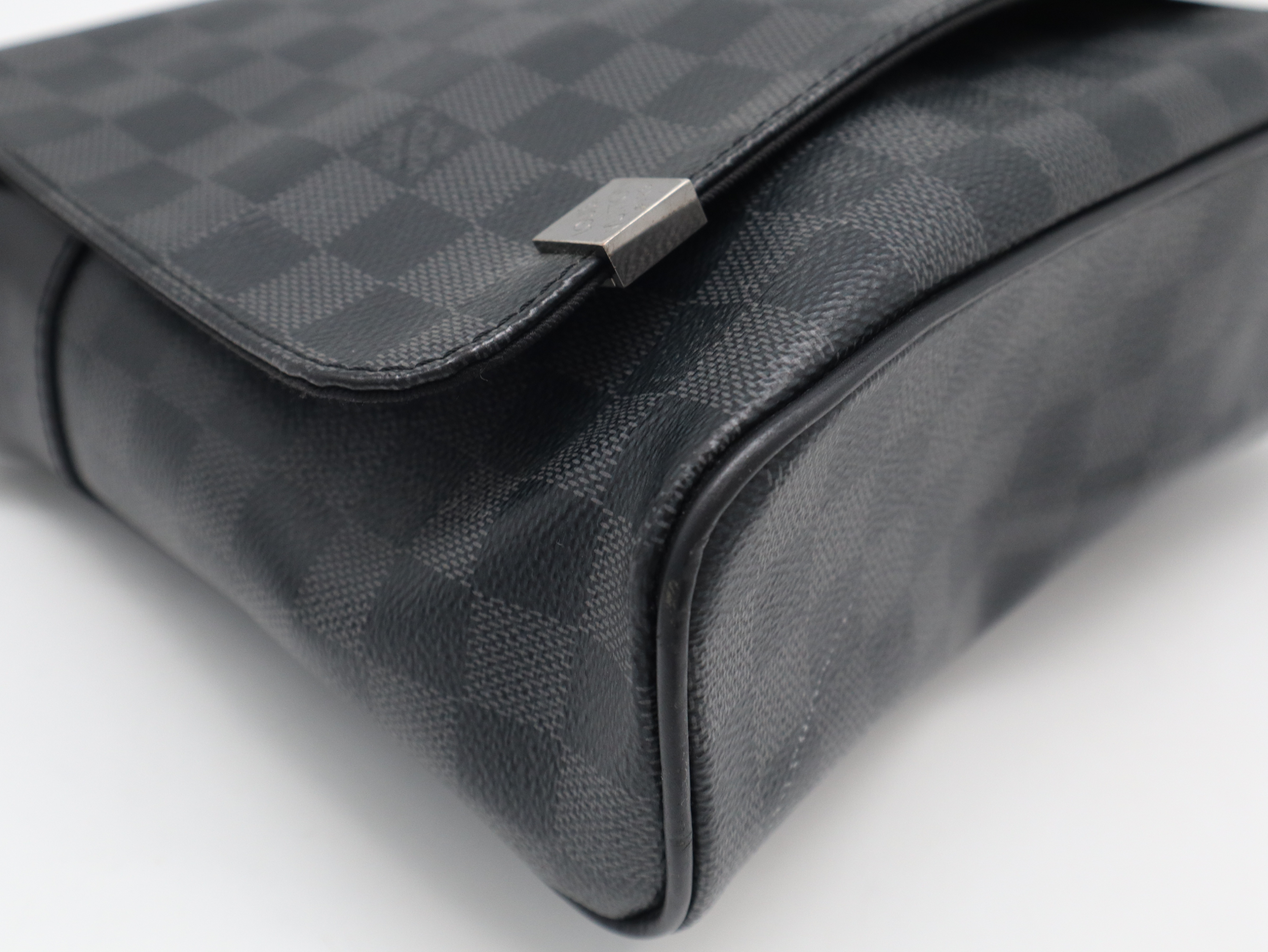 N41028 Damier Graphite District PM NM Shoulder Bag — view 9