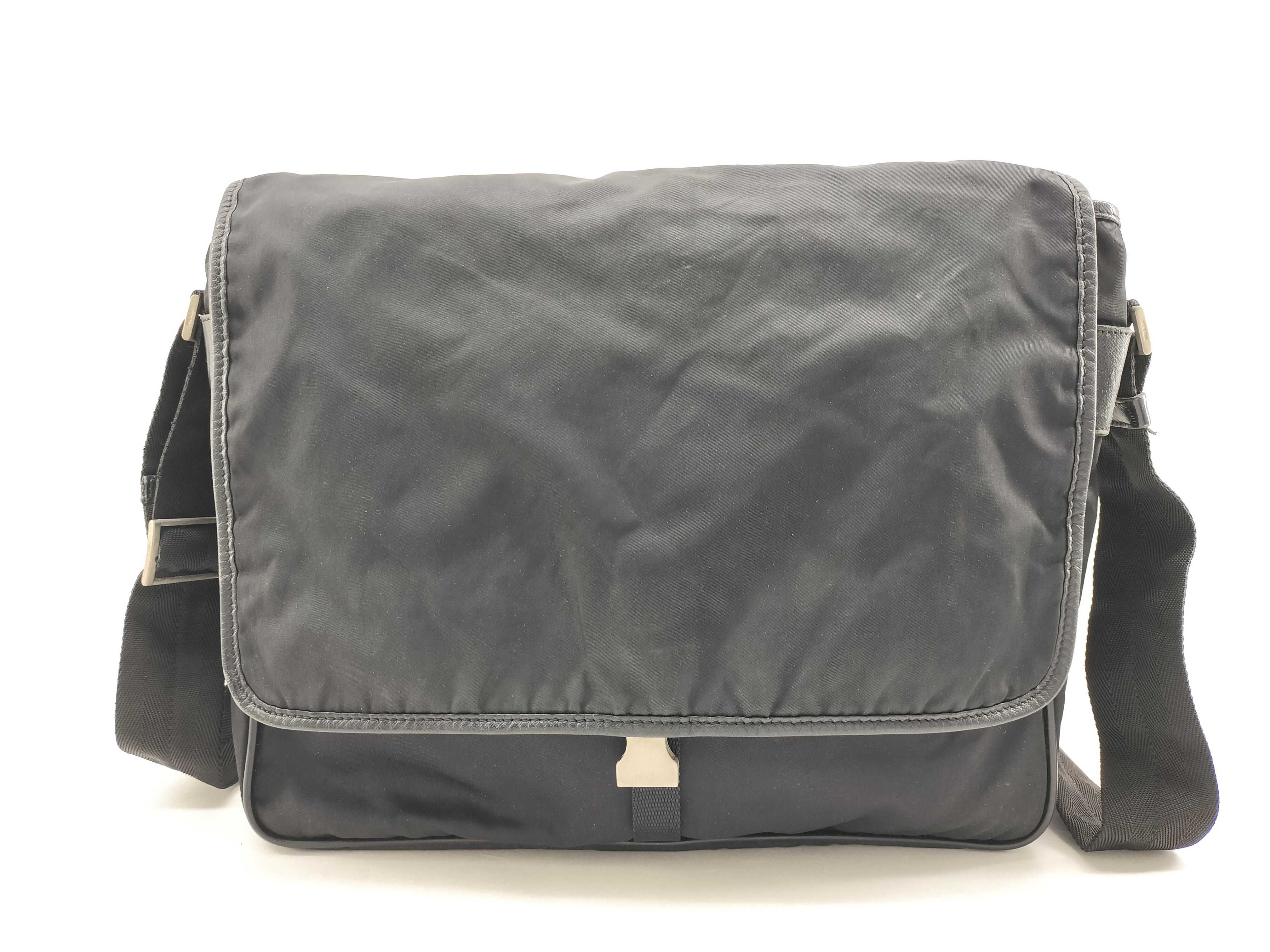 nylon shoulder bag with buckle.