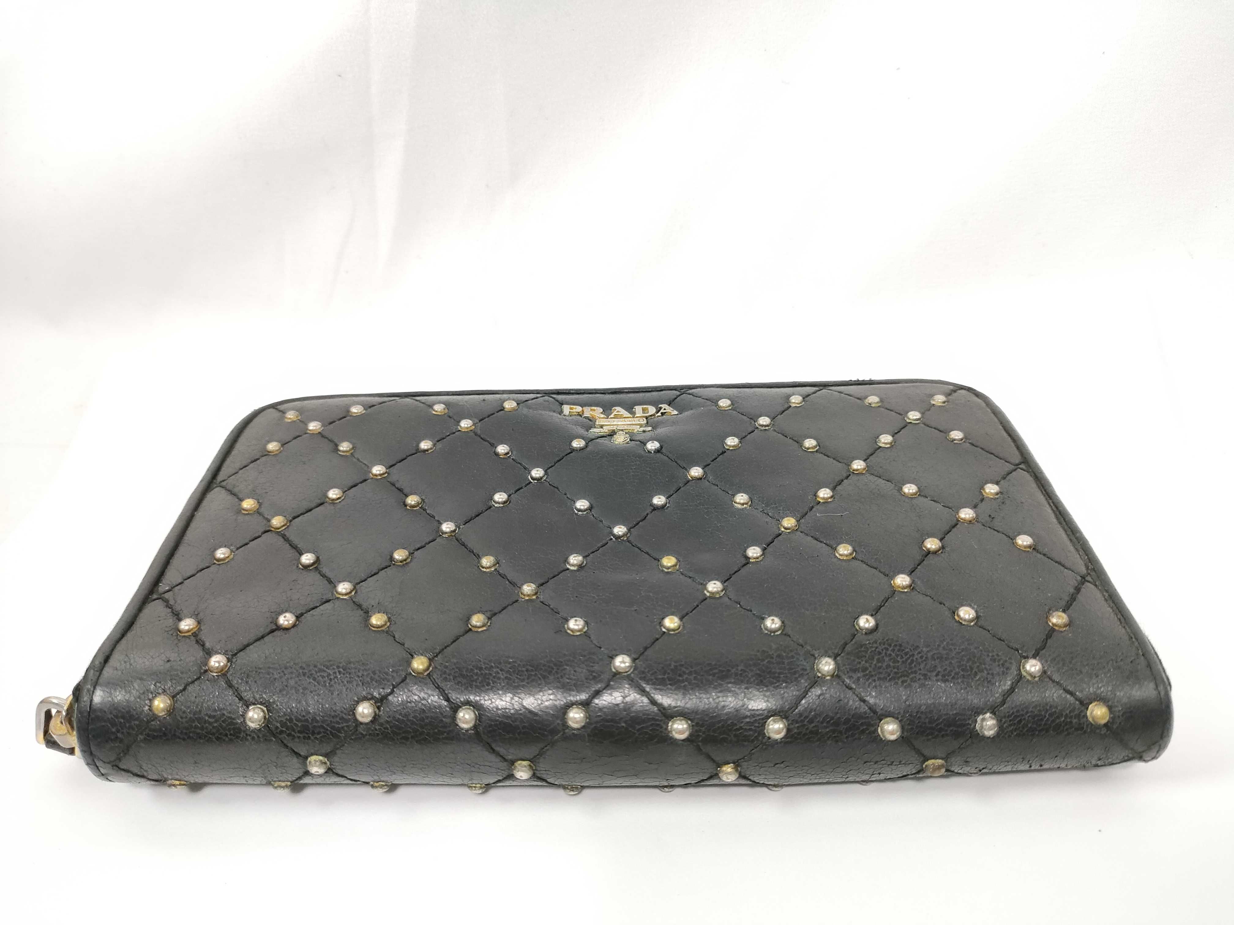 round zipper long wallet with studs and quilting, black wallet — view 3