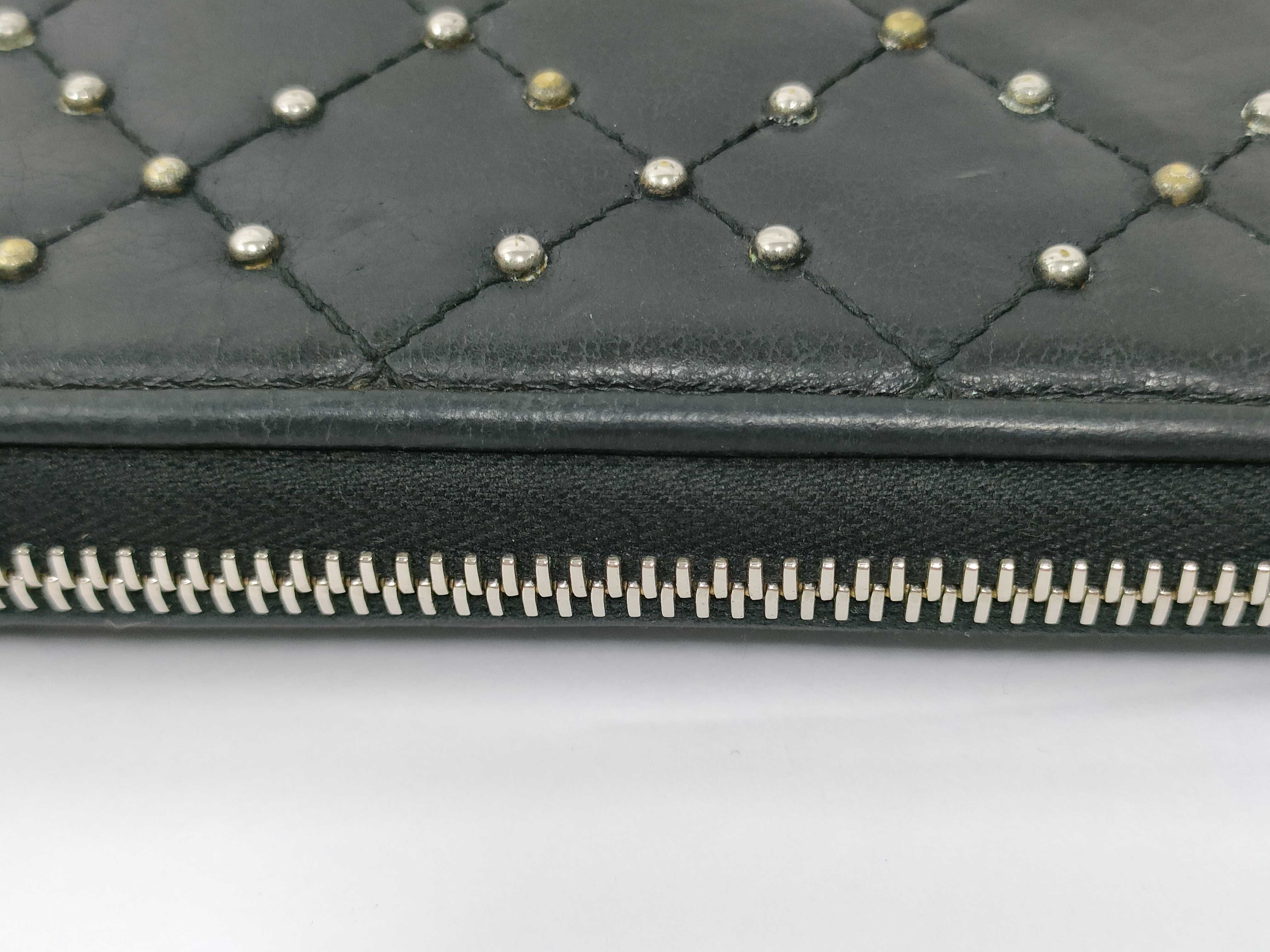 round zipper long wallet with studs and quilting, black wallet — view 5