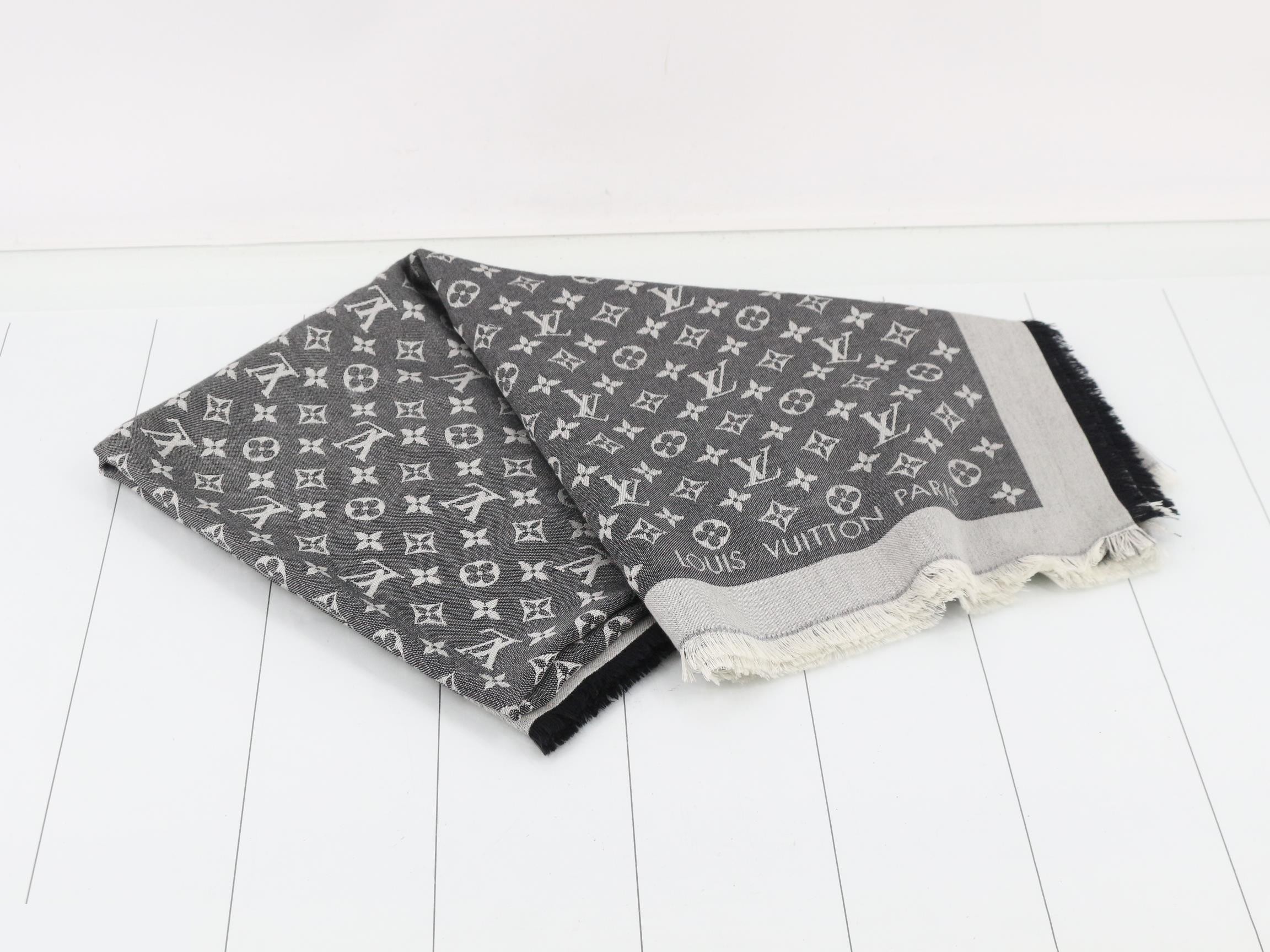 Shawl Monogram Denim Noir — view 2