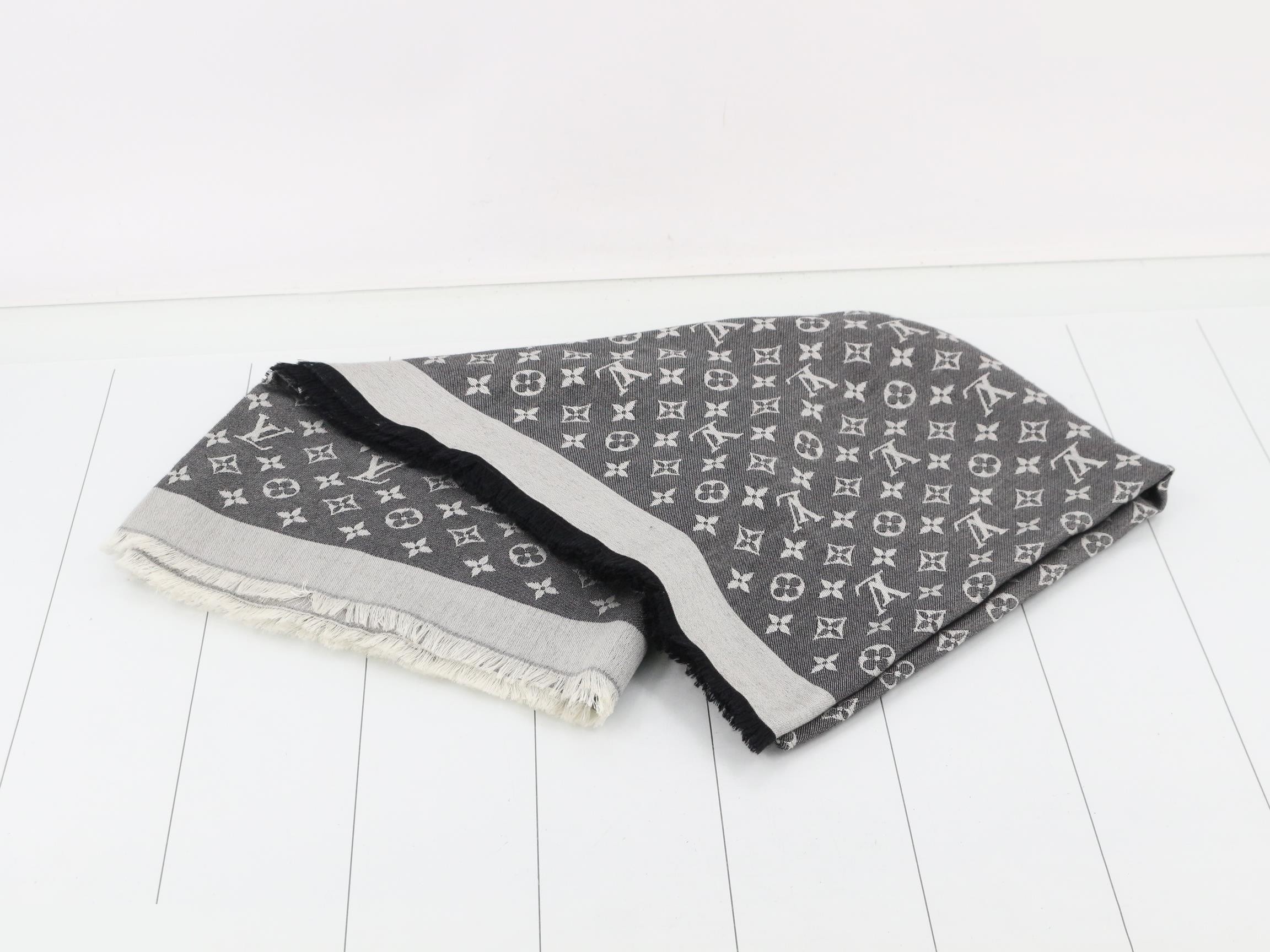 Shawl Monogram Denim Noir — view 3