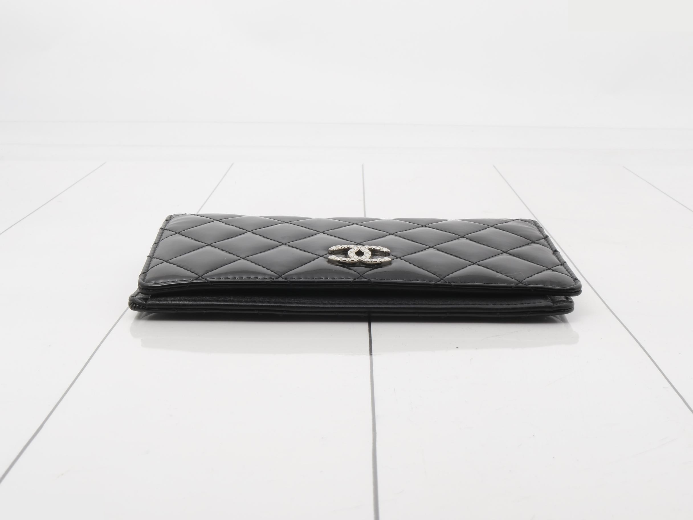 Enamel (bags) and wallets — view 3