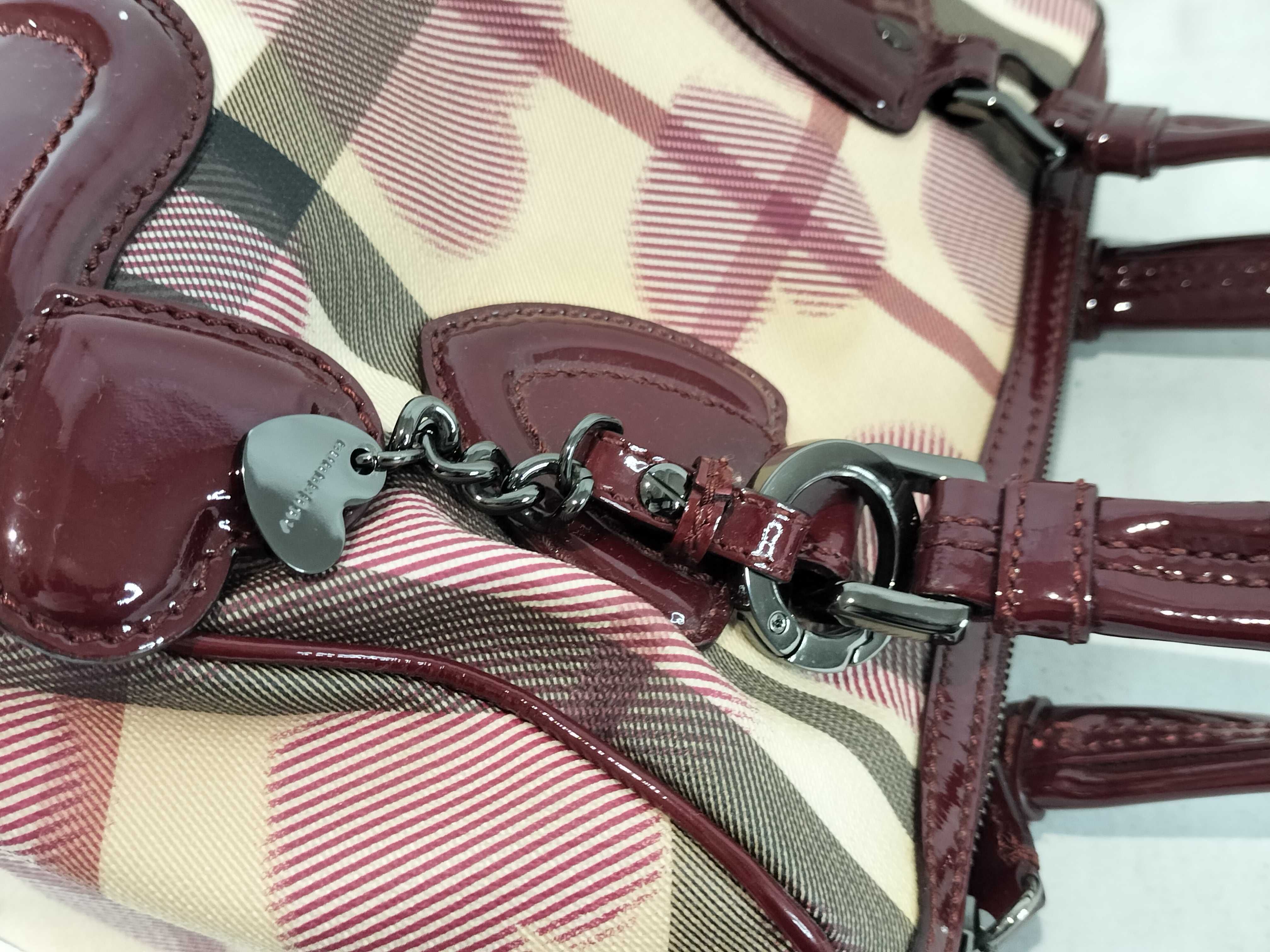 Nova Check x Heart Pattern Boston Bag with Charm / Handbag — view 5