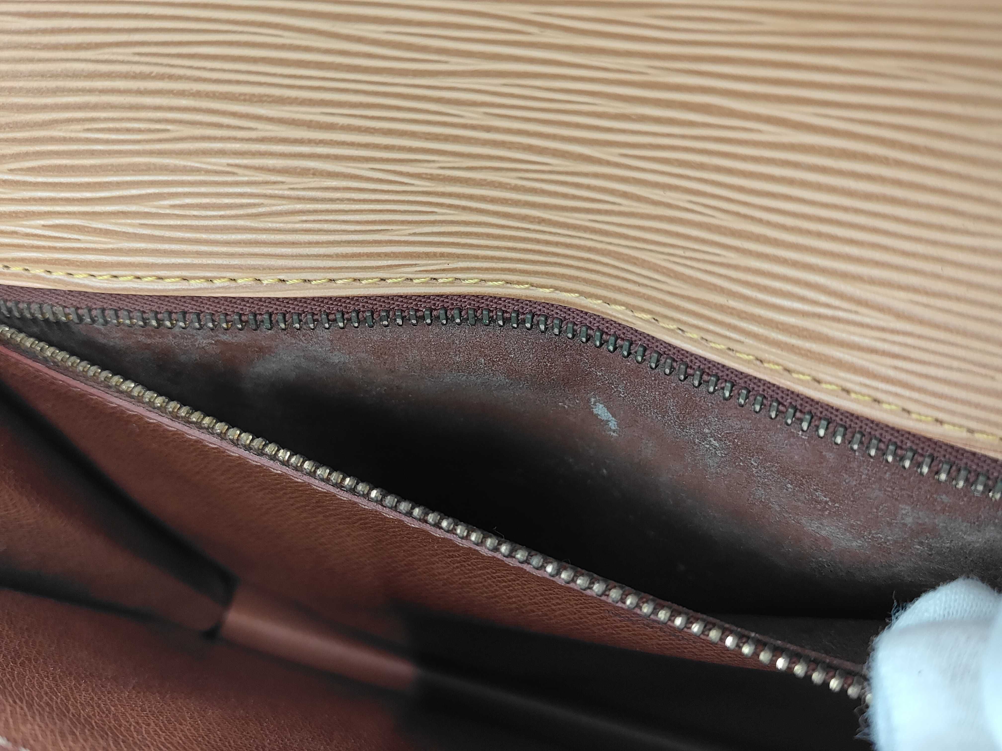 Epi Louis Vuitton Serie Dragonne Second Bag — view 11