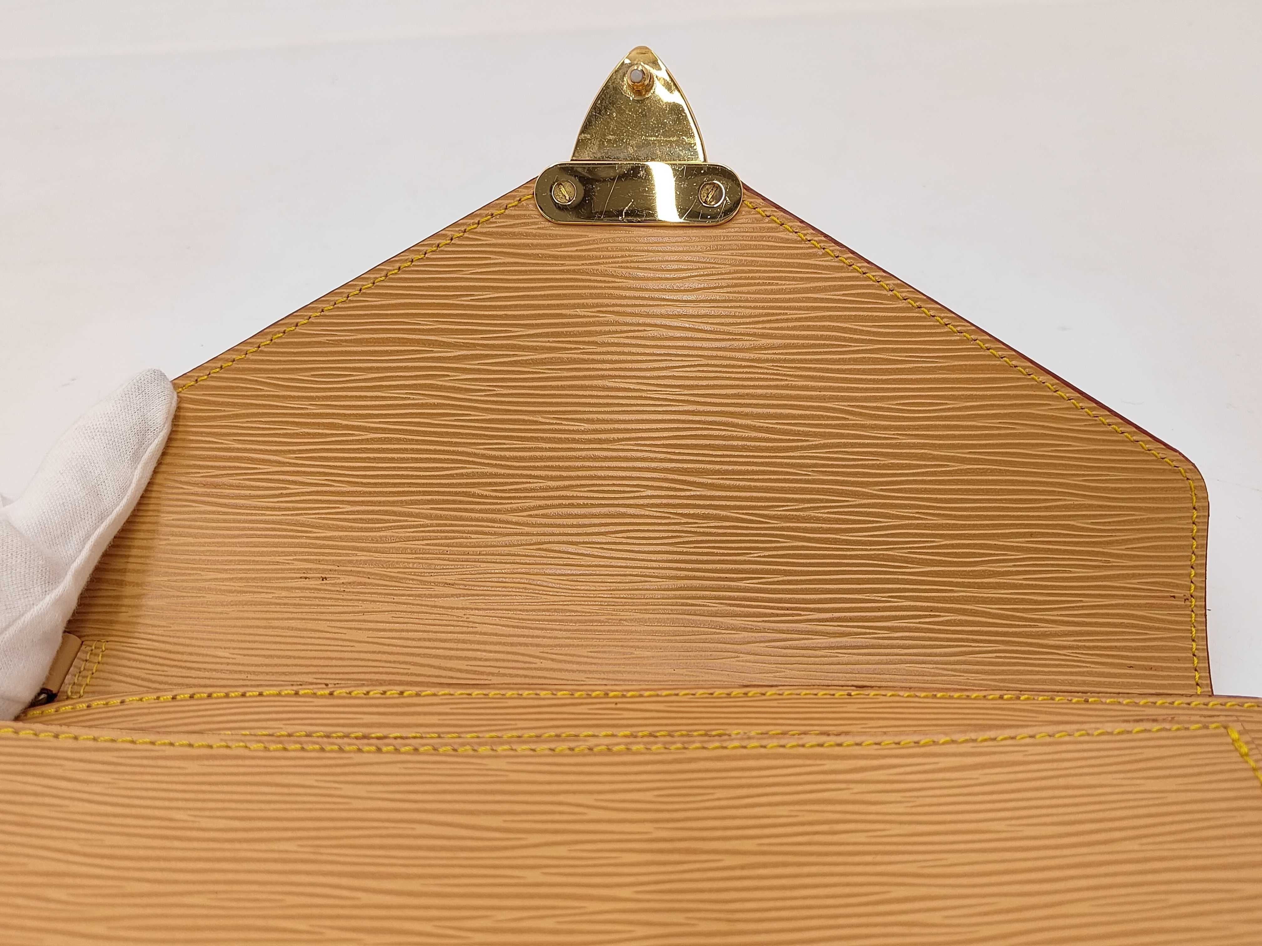Epi Louis Vuitton Serie Dragonne Second Bag — view 8