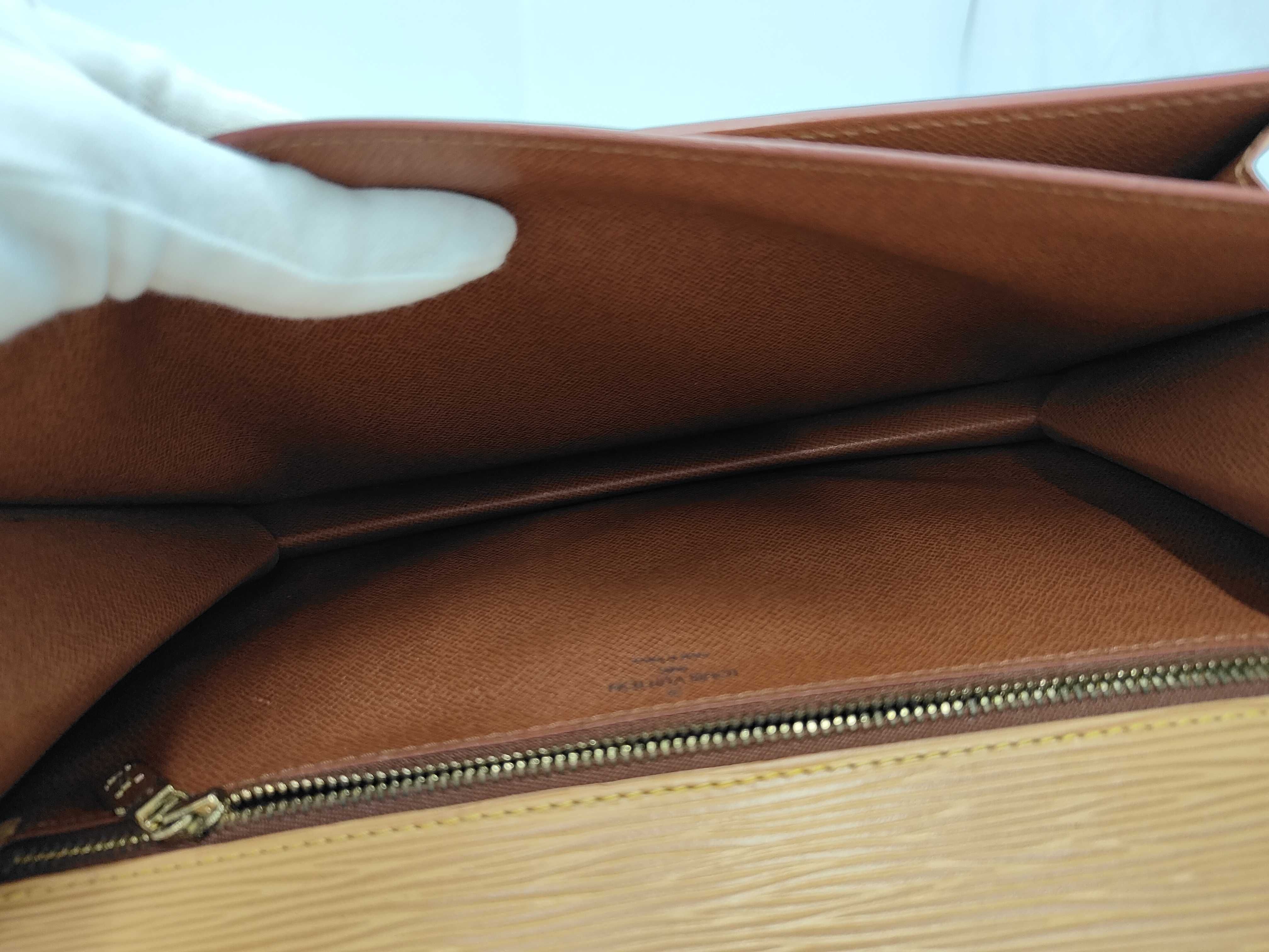 Epi Louis Vuitton Serie Dragonne Second Bag — view 9