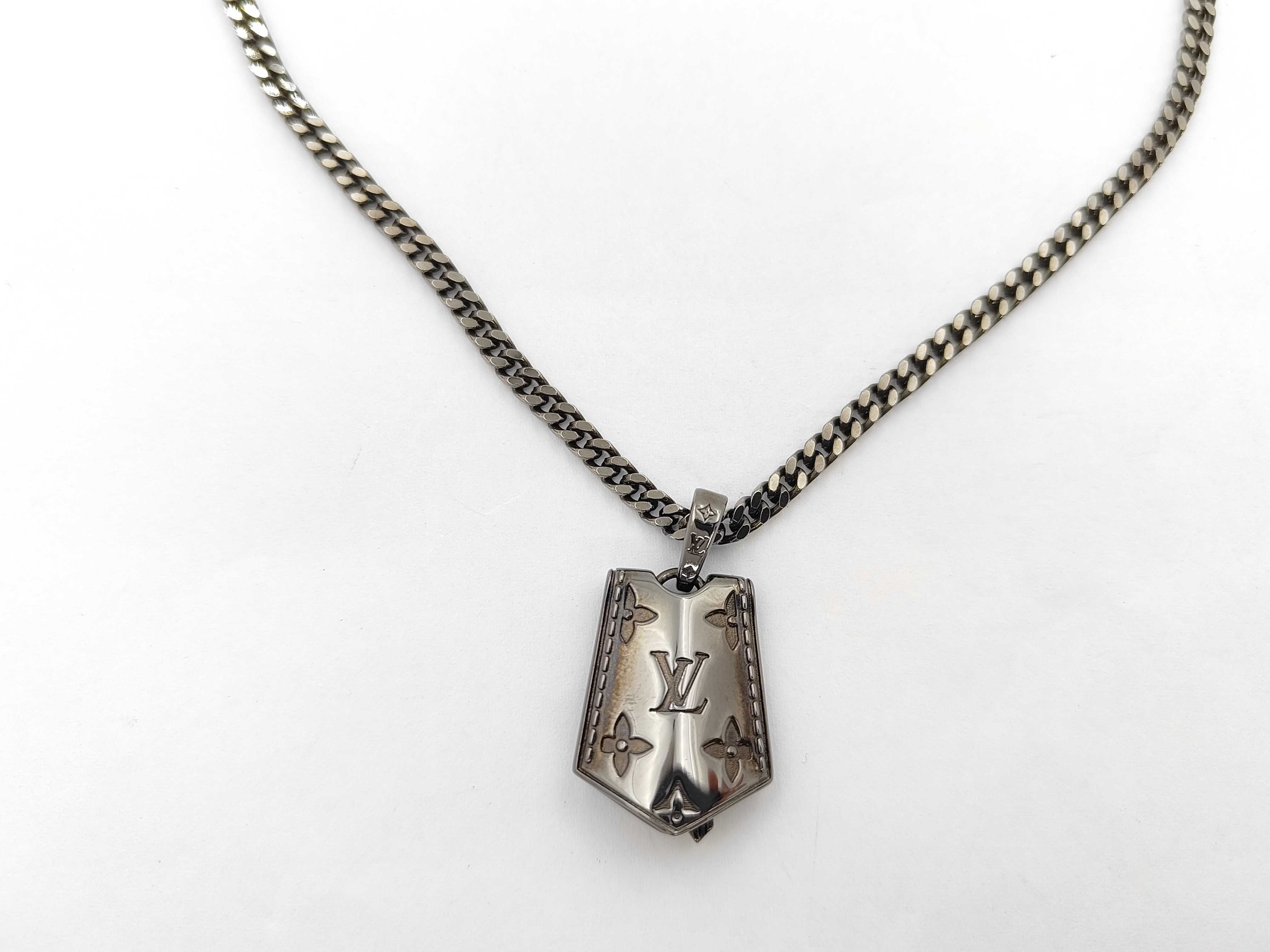 M03337 Pendant LV Tag Black with Box and Dust Bag Necklace