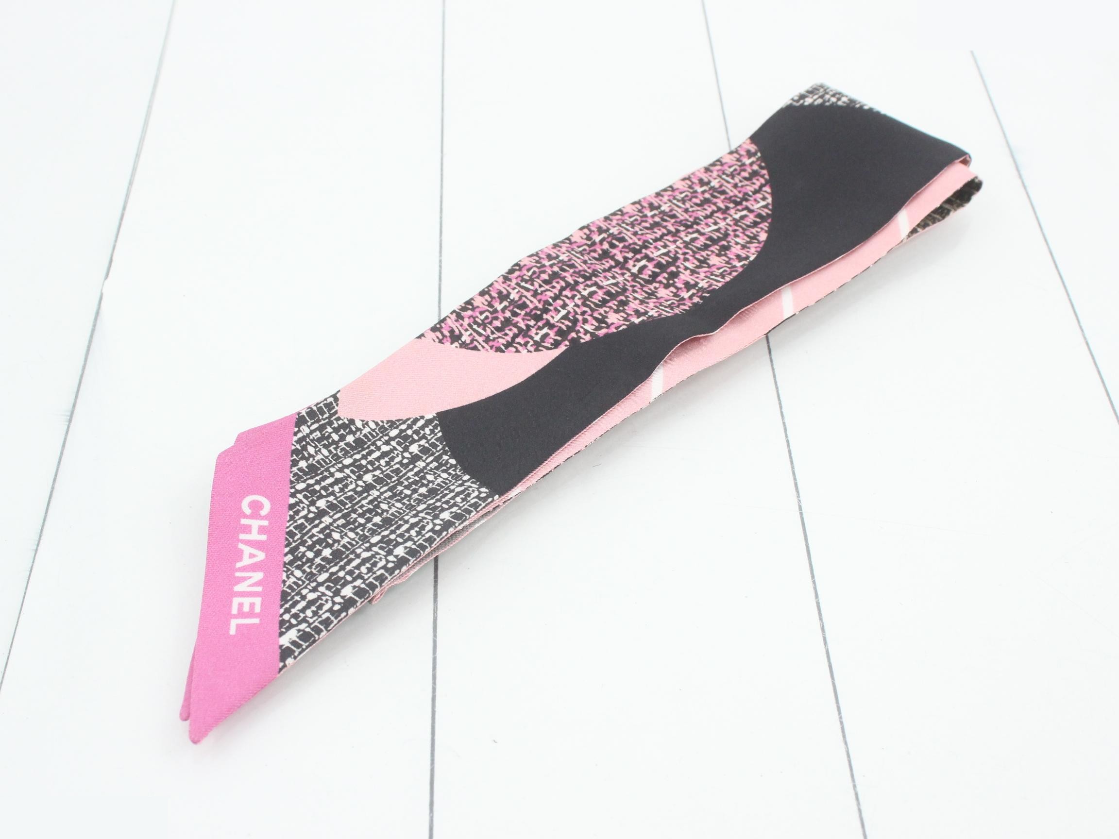 Scarf with tag