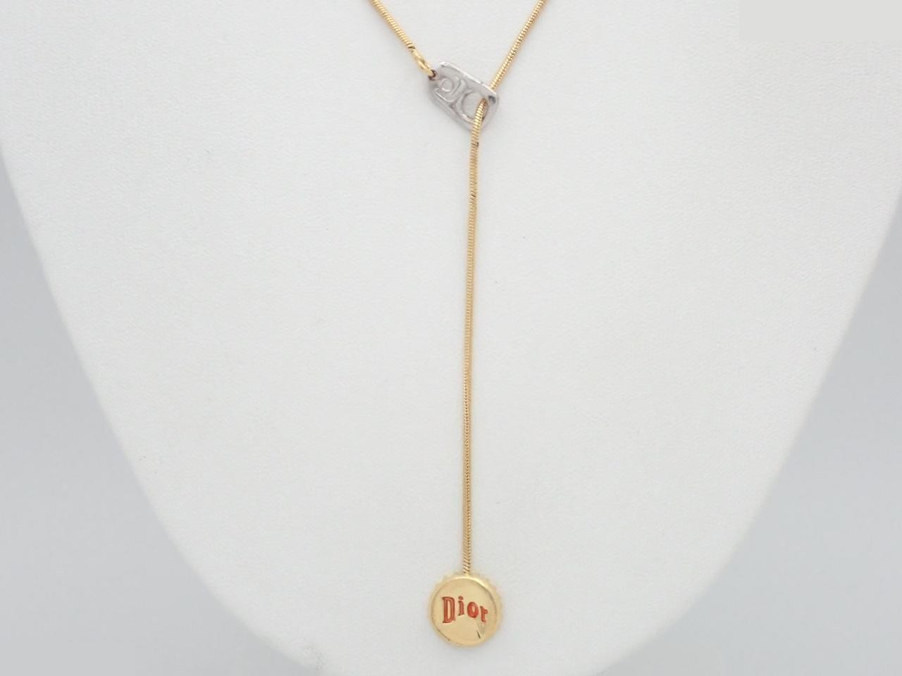 Other lines: Precious metal necklaces and pendants, total length approximately 56 cm.