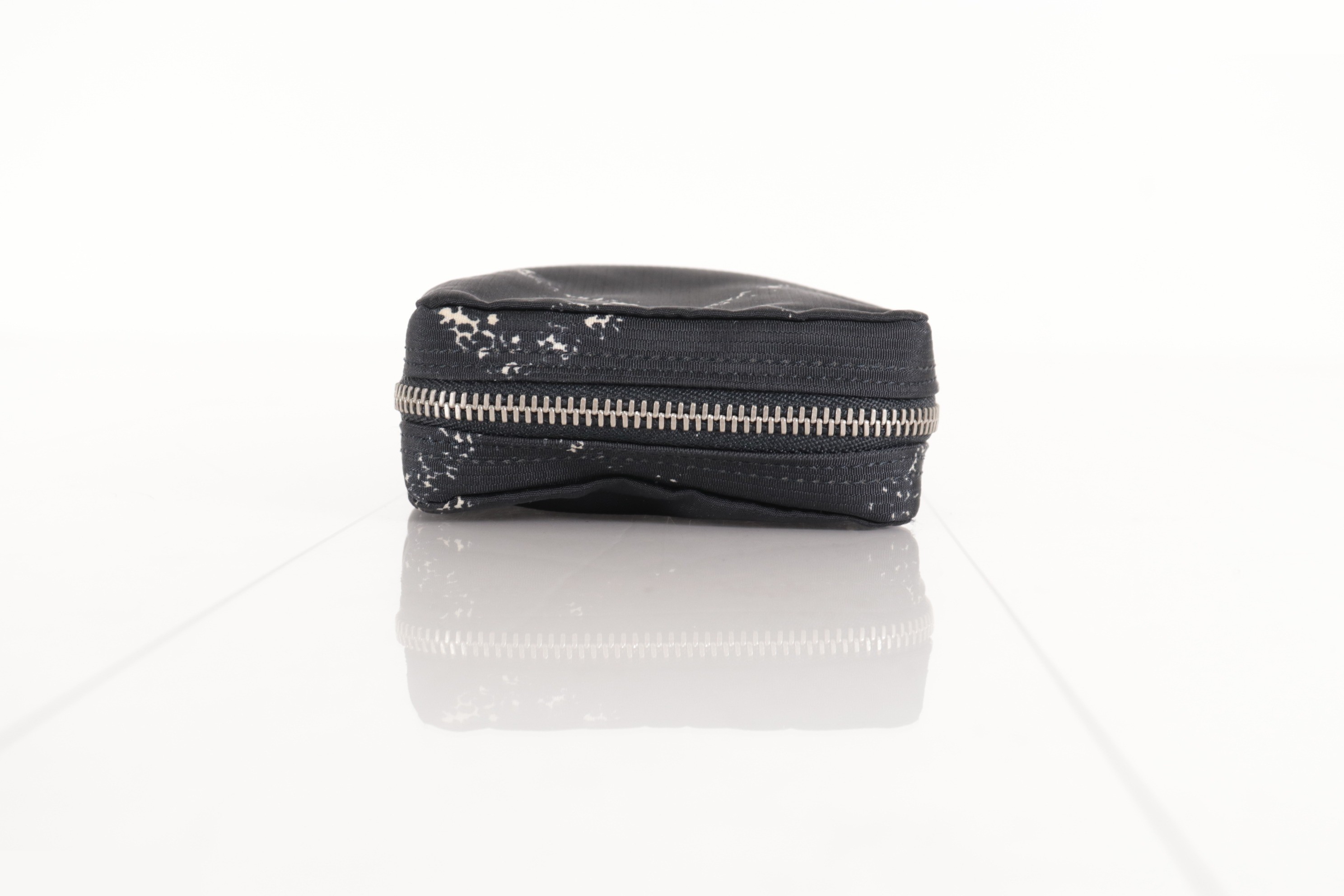Travel line (bags) and pouches — view 4
