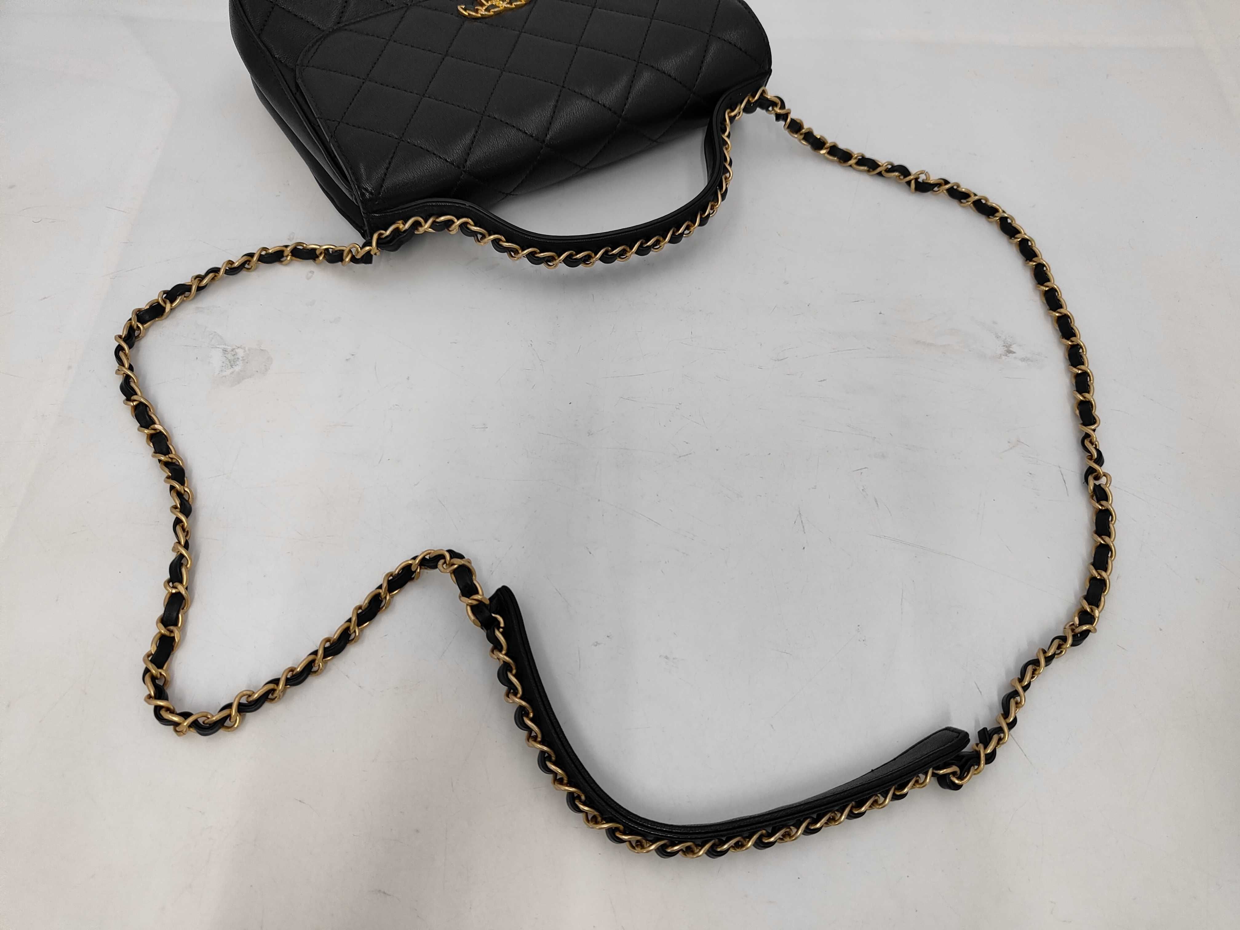 CHANEL19 Matelassé Flap Bag Black Lambskin Chain Shoulder Gold Hardware Bag — view 3