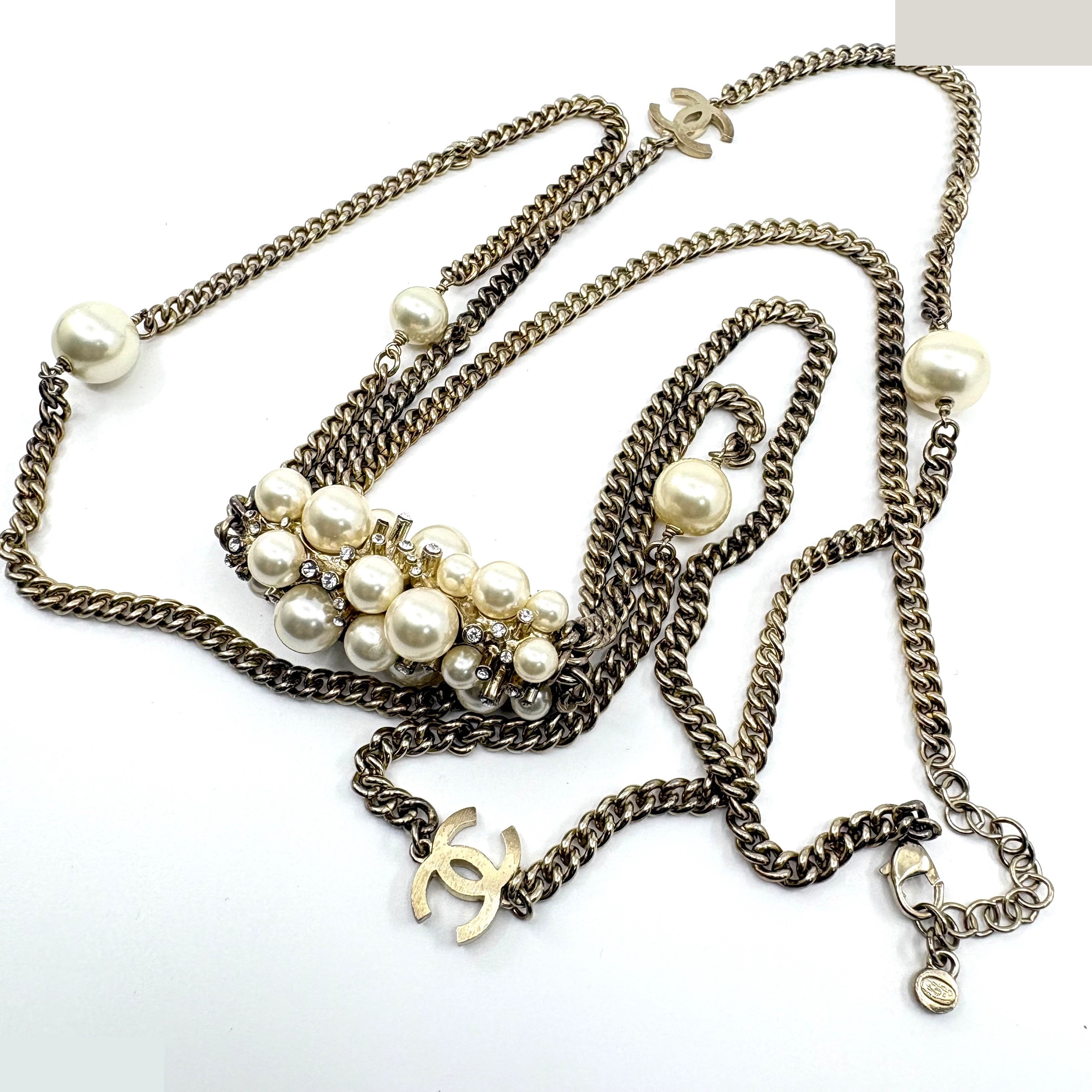 Pearl triple chain Icon series (precious metal) necklace/pendant — view 3