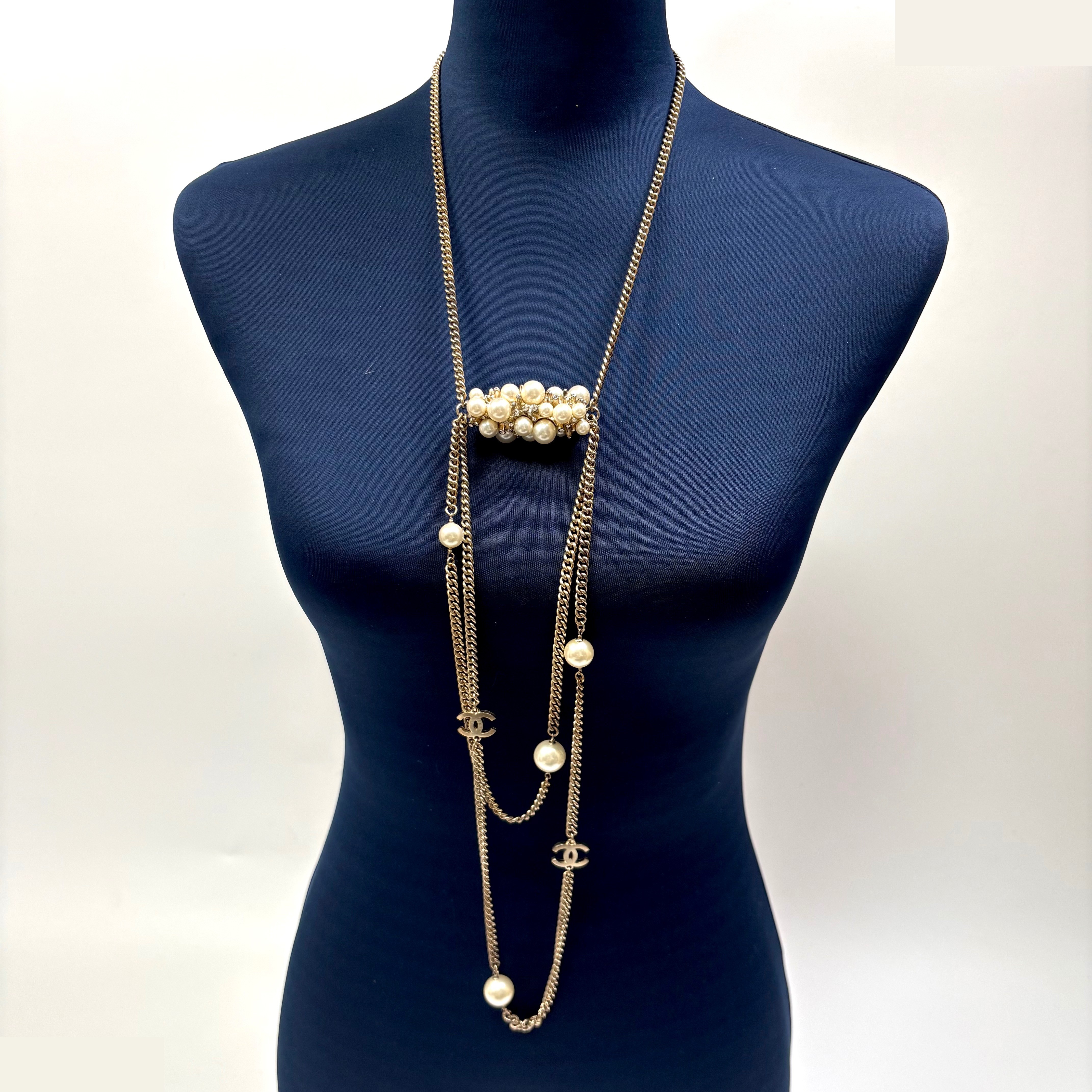 Pearl triple chain Icon series (precious metal) necklace/pendant — view 4